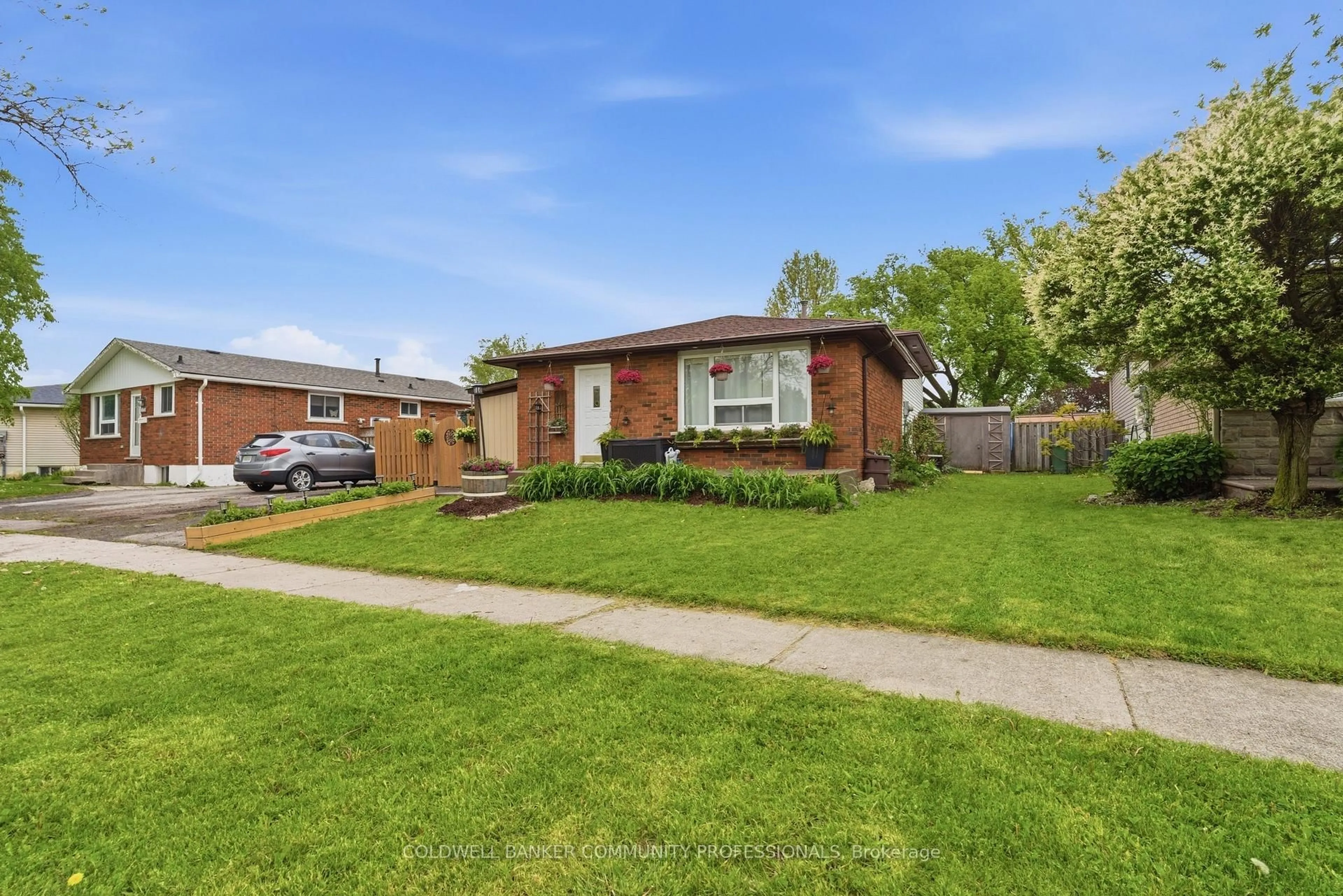A pic from outside/outdoor area/front of a property/back of a property/a pic from drone, street for 115 Gordon Drummond Ave, Hamilton Ontario L8J 1E9
