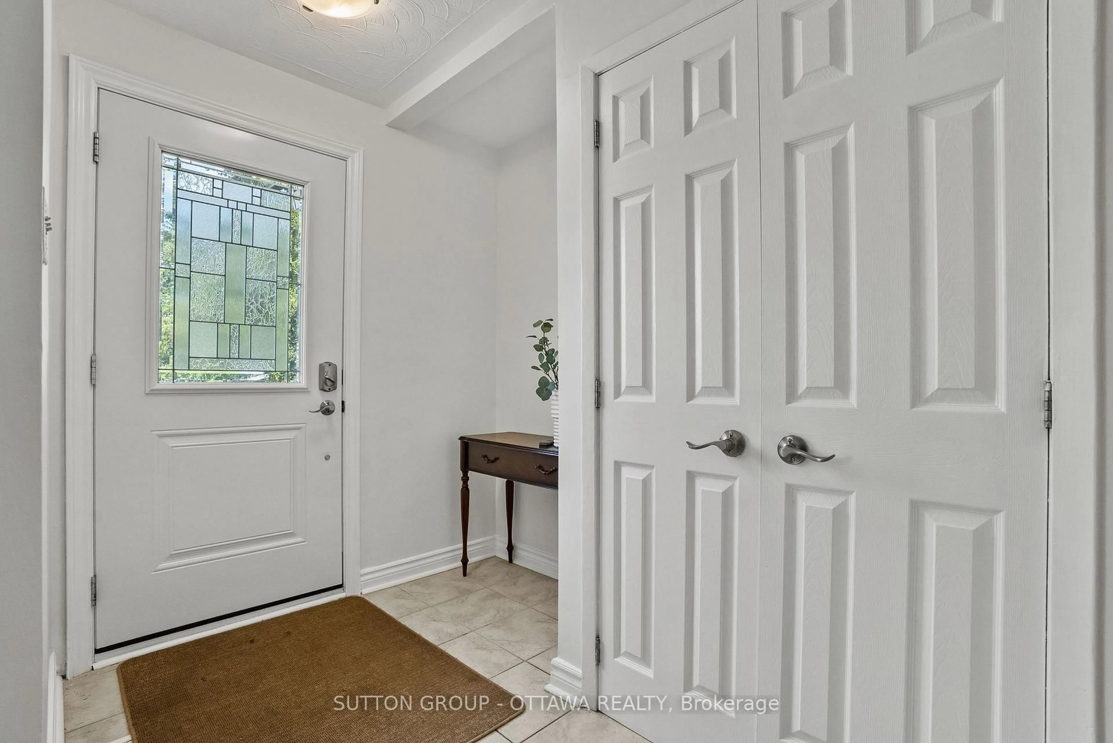 Indoor entryway for 45 Larkspur Dr, Ottawa Ontario K2H 6K8