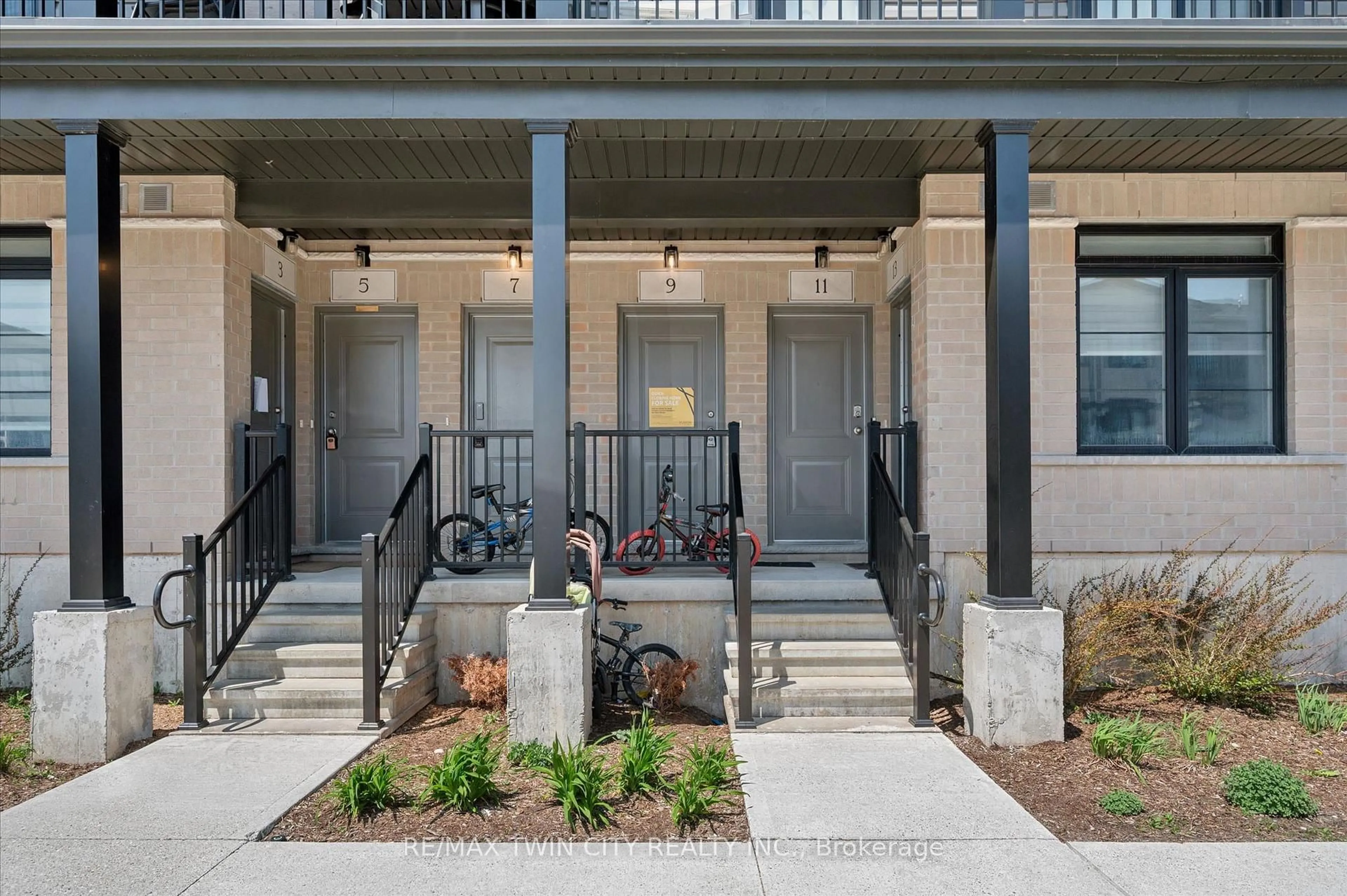 Indoor entryway for 9 LOMOND Lane, Kitchener Ontario N2R 0T6