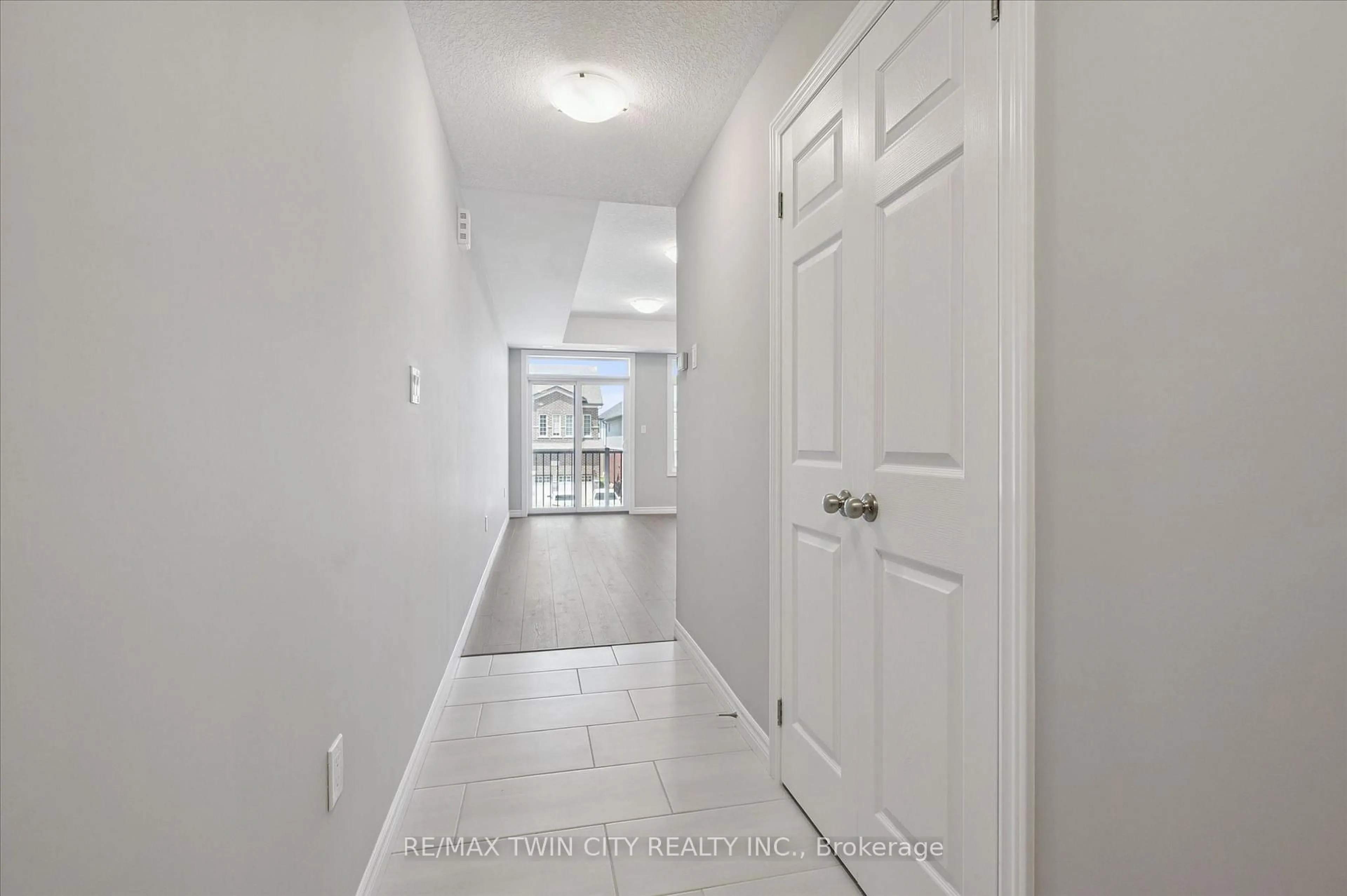 Indoor entryway for 9 LOMOND Lane, Kitchener Ontario N2R 0T6