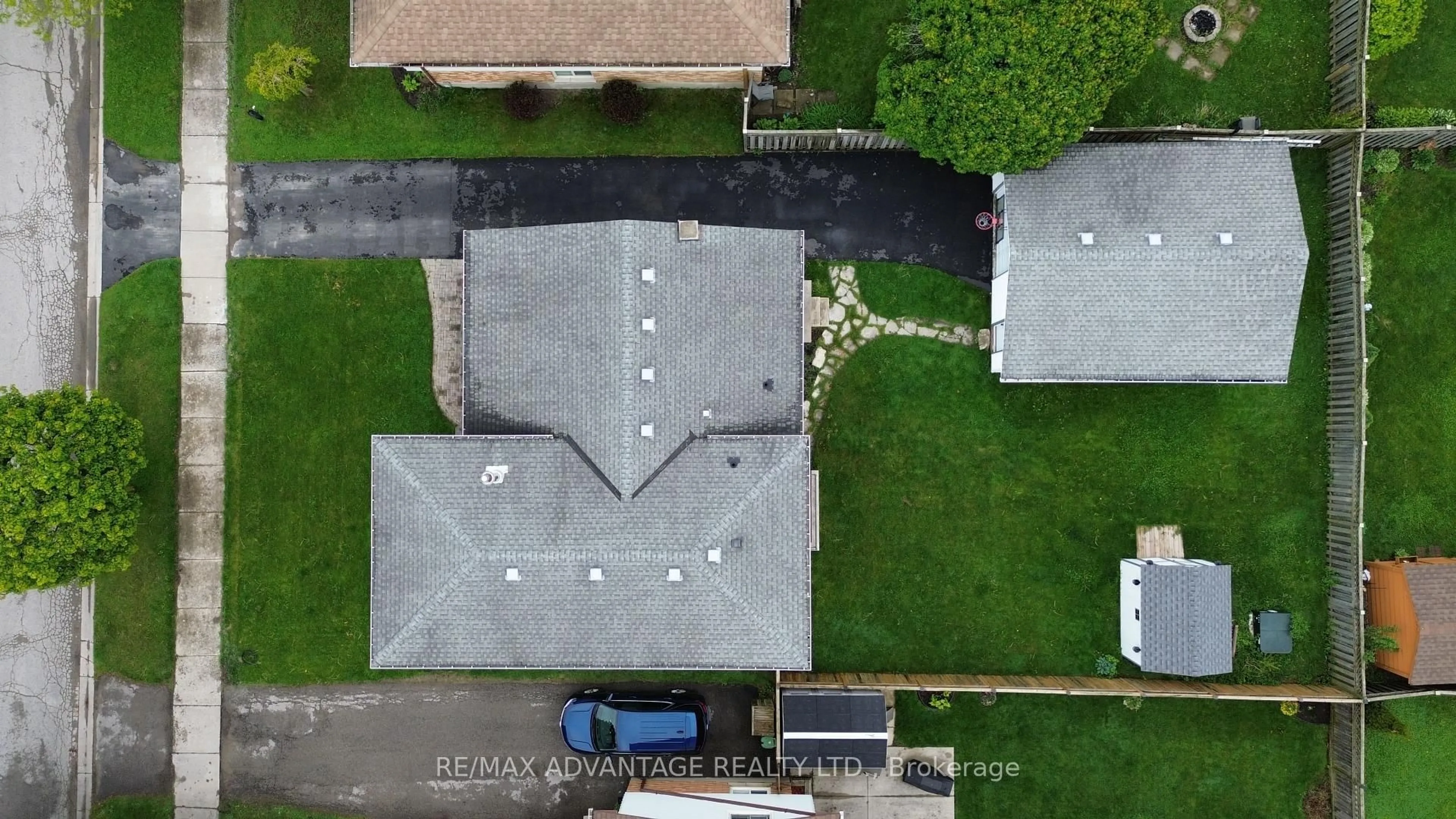 A pic from outside/outdoor area/front of a property/back of a property/a pic from drone, street for 17 Finch Cres, London South Ontario N6E 2E4