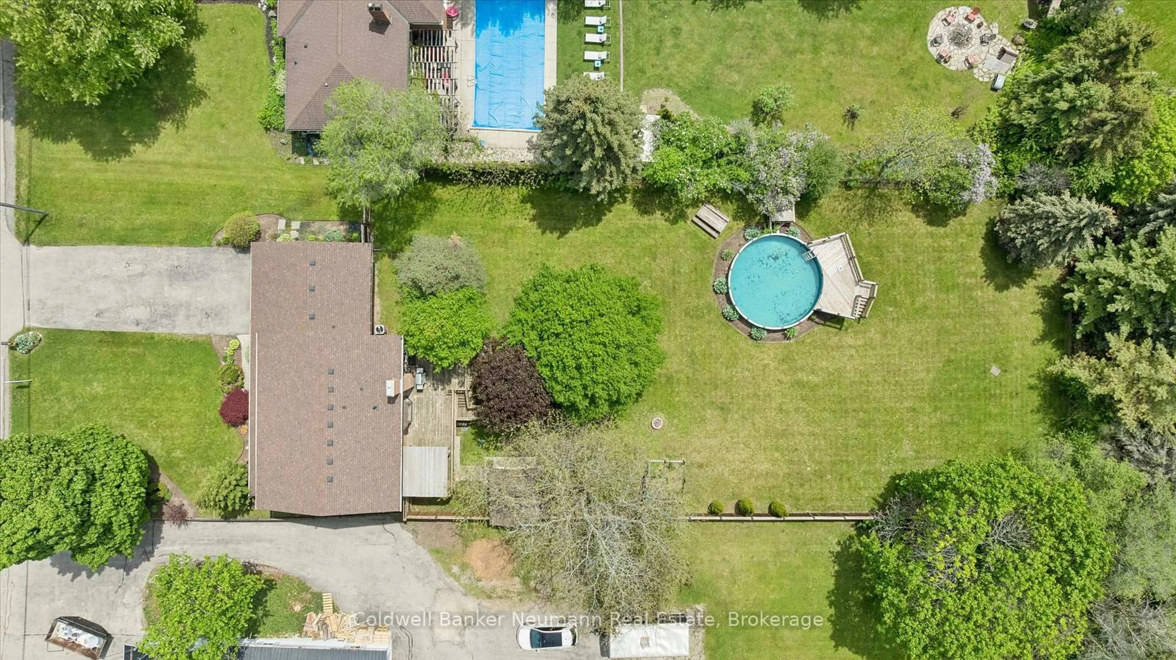 A pic from outside/outdoor area/front of a property/back of a property/a pic from drone, street for 1564 Mannheim Rd, Wilmot Ontario N0B 2H0