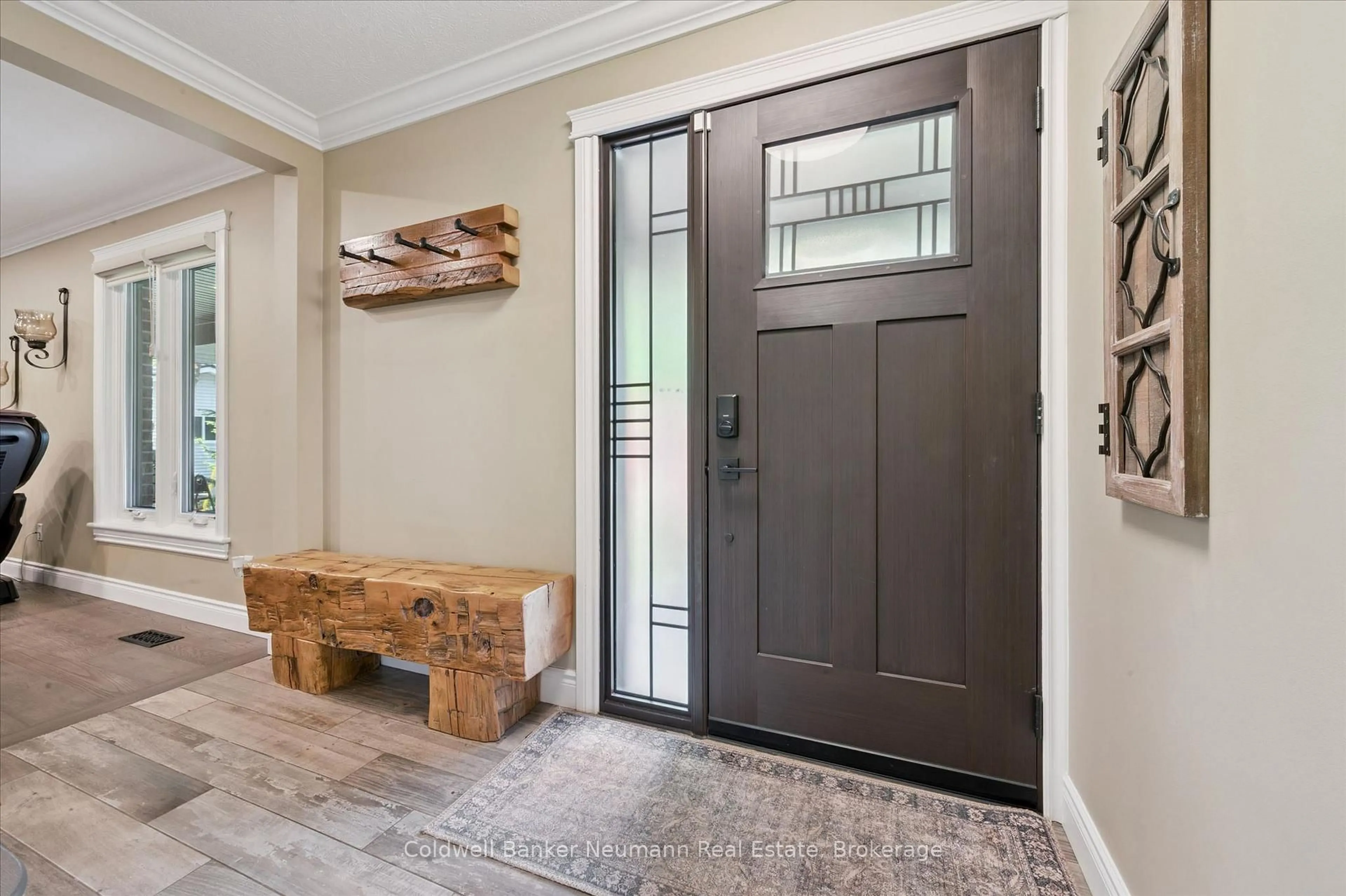 Indoor entryway for 1564 Mannheim Rd, Wilmot Ontario N0B 2H0