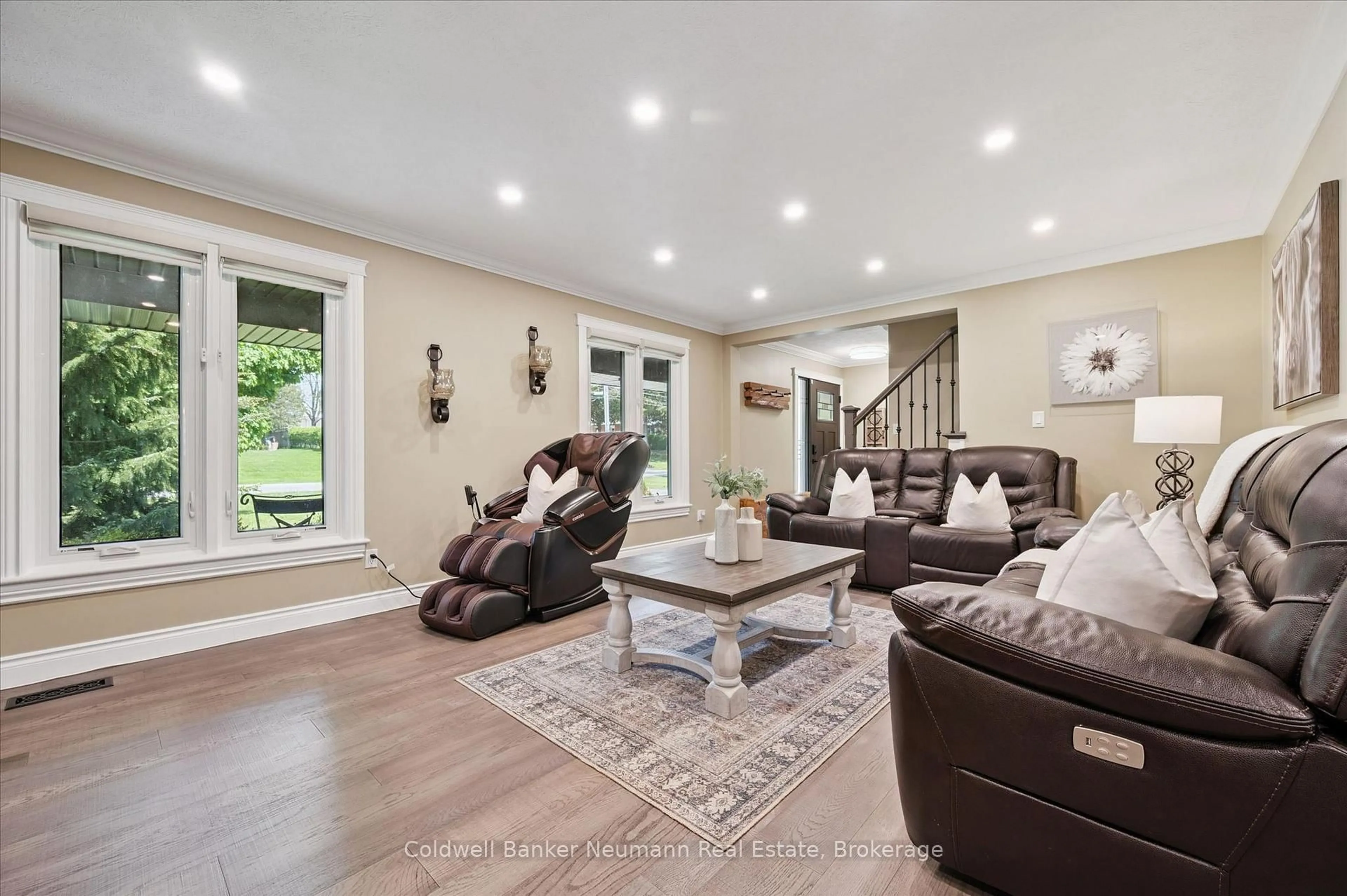 Living room with furniture, unknown for 1564 Mannheim Rd, Wilmot Ontario N0B 2H0