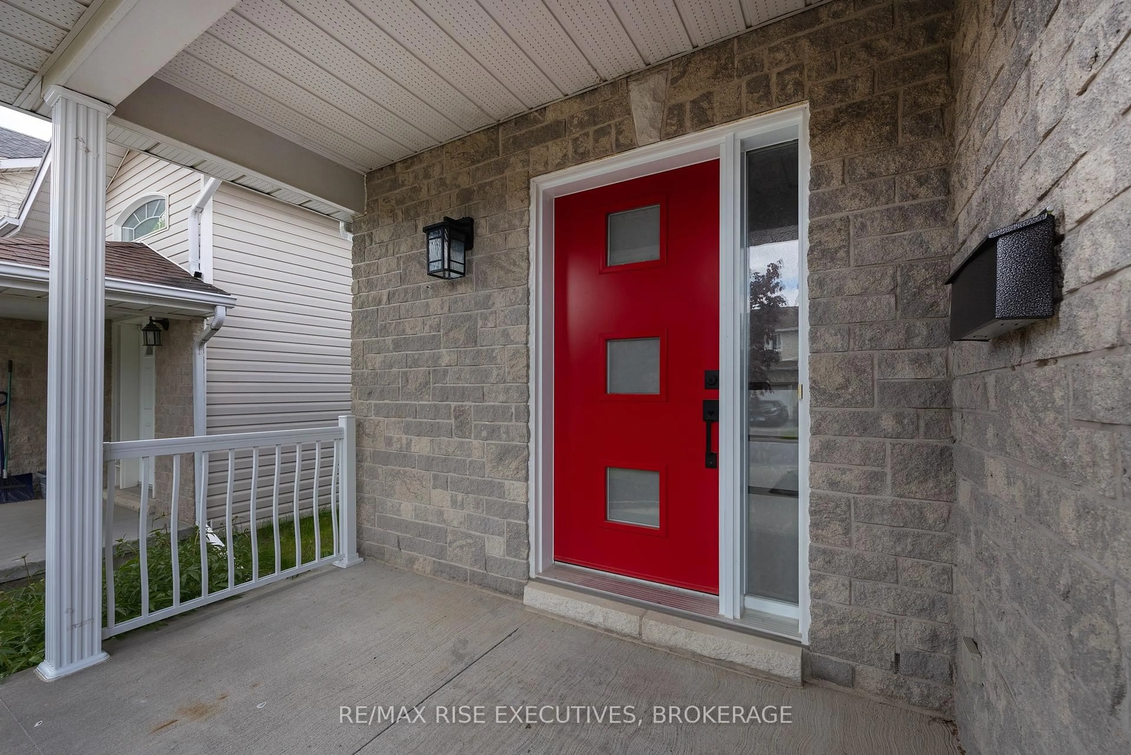 Indoor entryway for 926 Bluffwood Ave, Kingston Ontario K7K 7K4