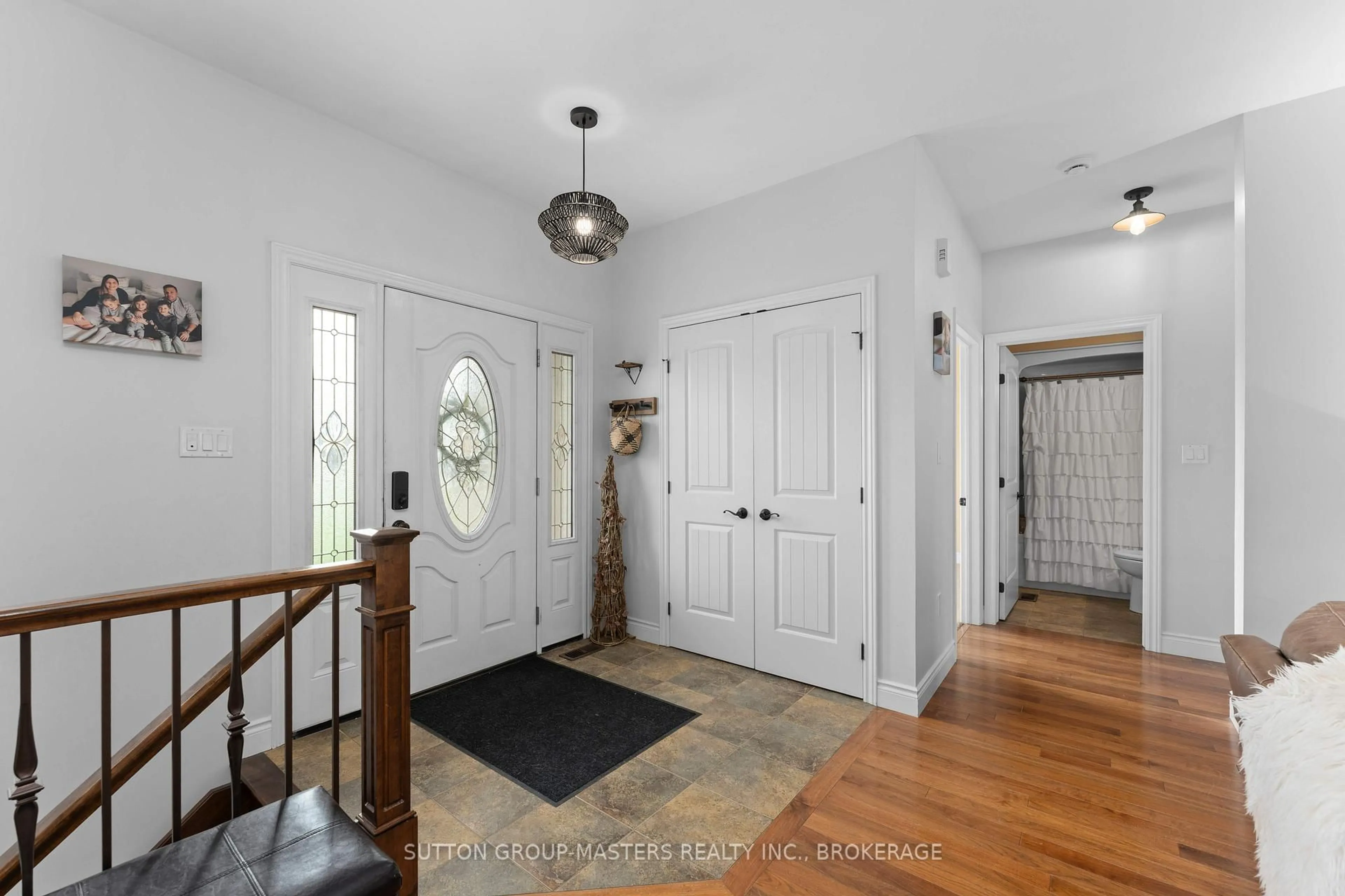 Indoor entryway for 11 Dawson Dr, Gananoque Ontario K7G 2V4