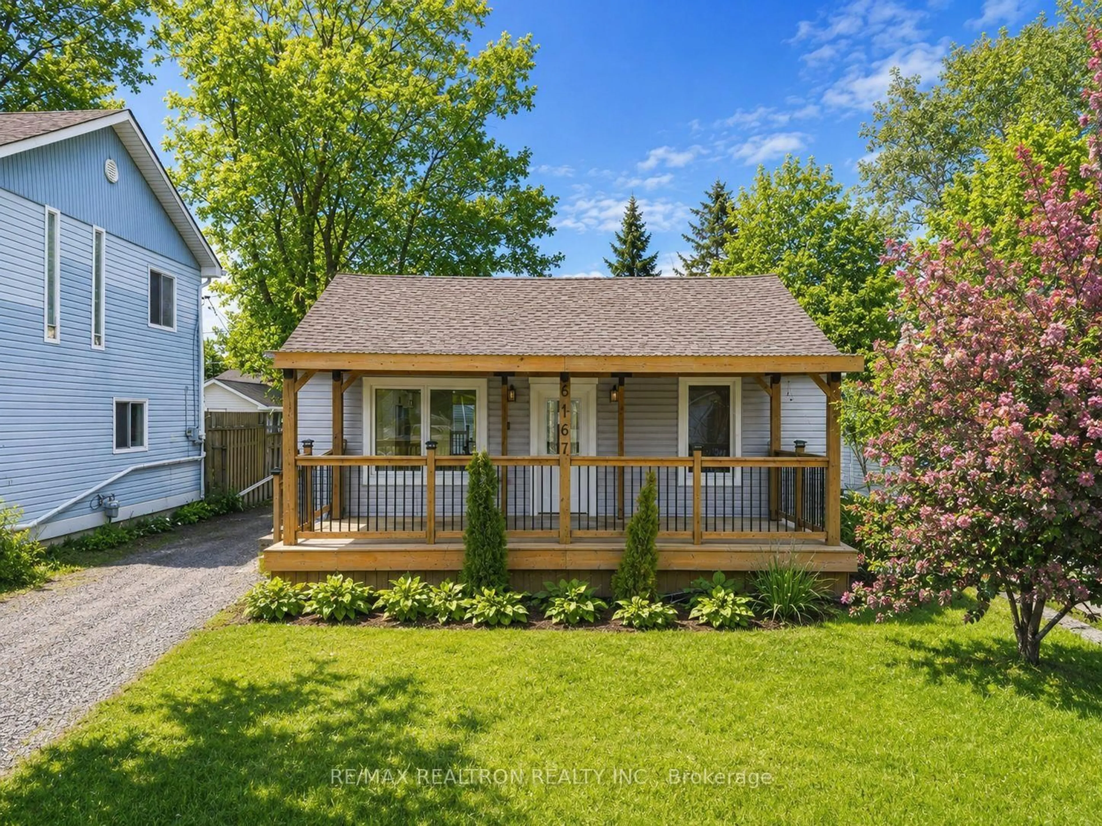 Home with vinyl exterior material, street for 6167 Skinner St, Niagara Falls Ontario L2G 2Y4