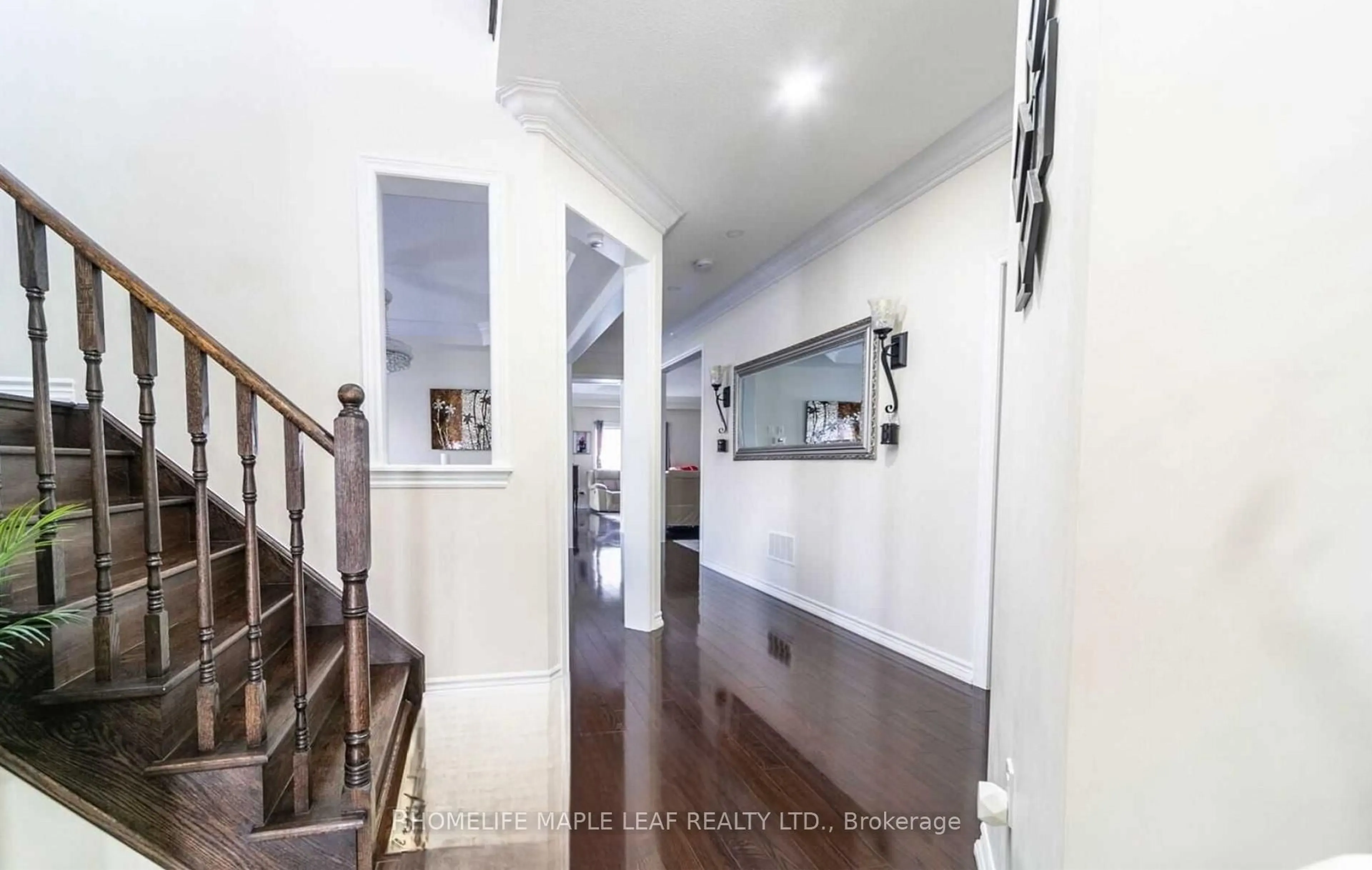 Indoor foyer for 602 Hammond St, Shelburne Ontario L9V 2S8