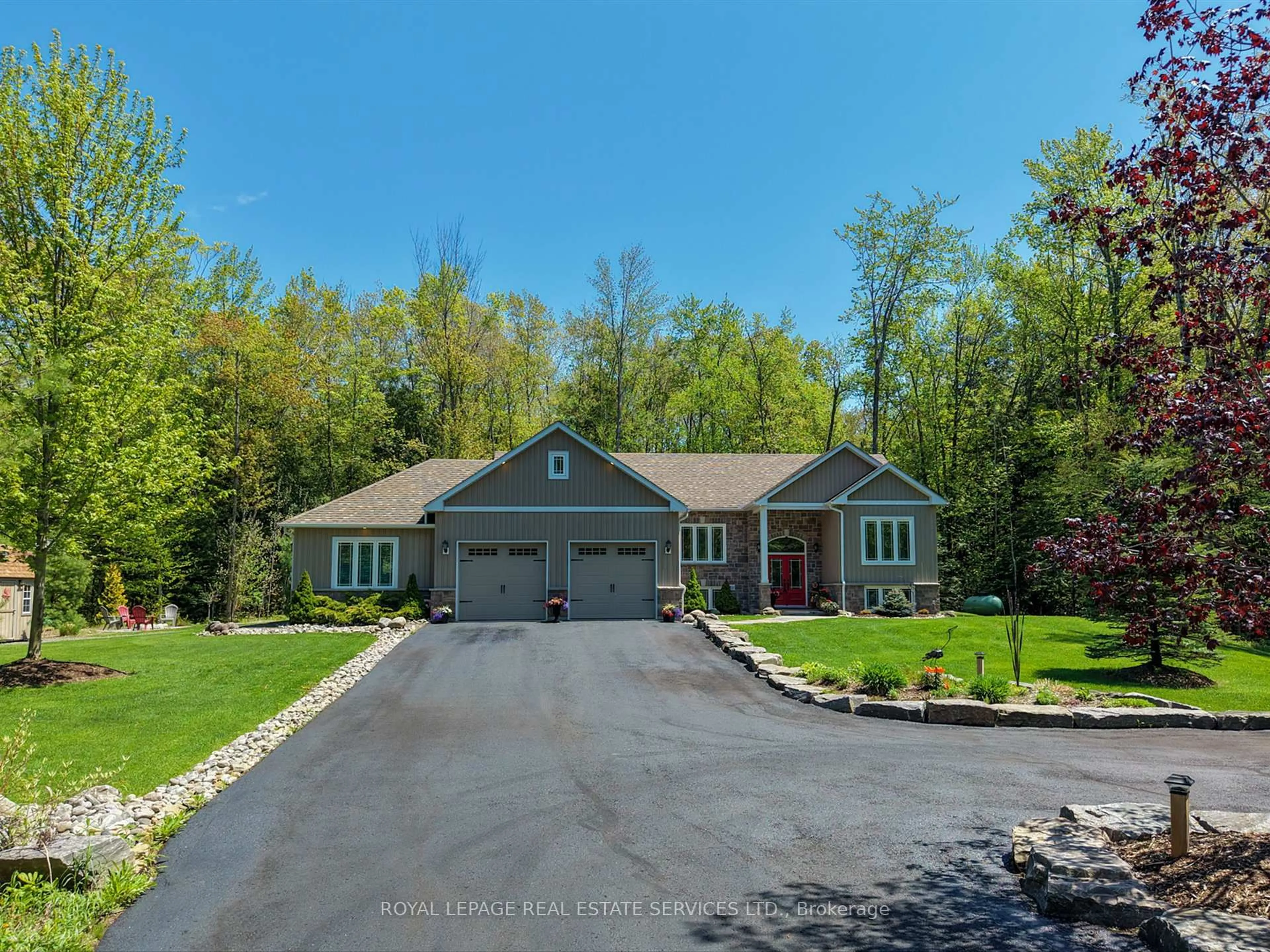 A pic from outside/outdoor area/front of a property/back of a property/a pic from drone, street for 1045 Tower Cres, Gravenhurst Ontario P0E 1G0