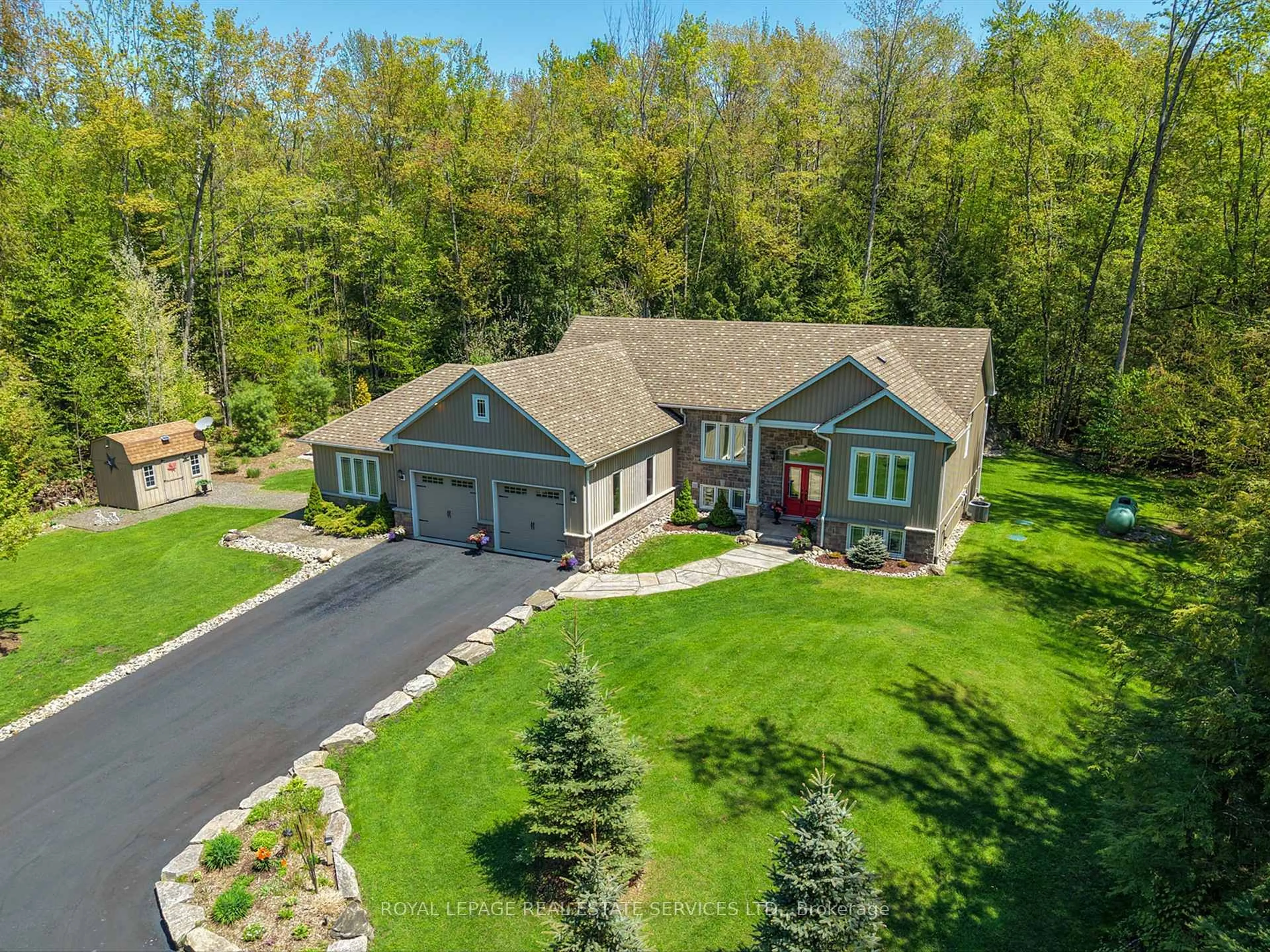 A pic from outside/outdoor area/front of a property/back of a property/a pic from drone, unknown for 1045 Tower Cres, Gravenhurst Ontario P0E 1G0