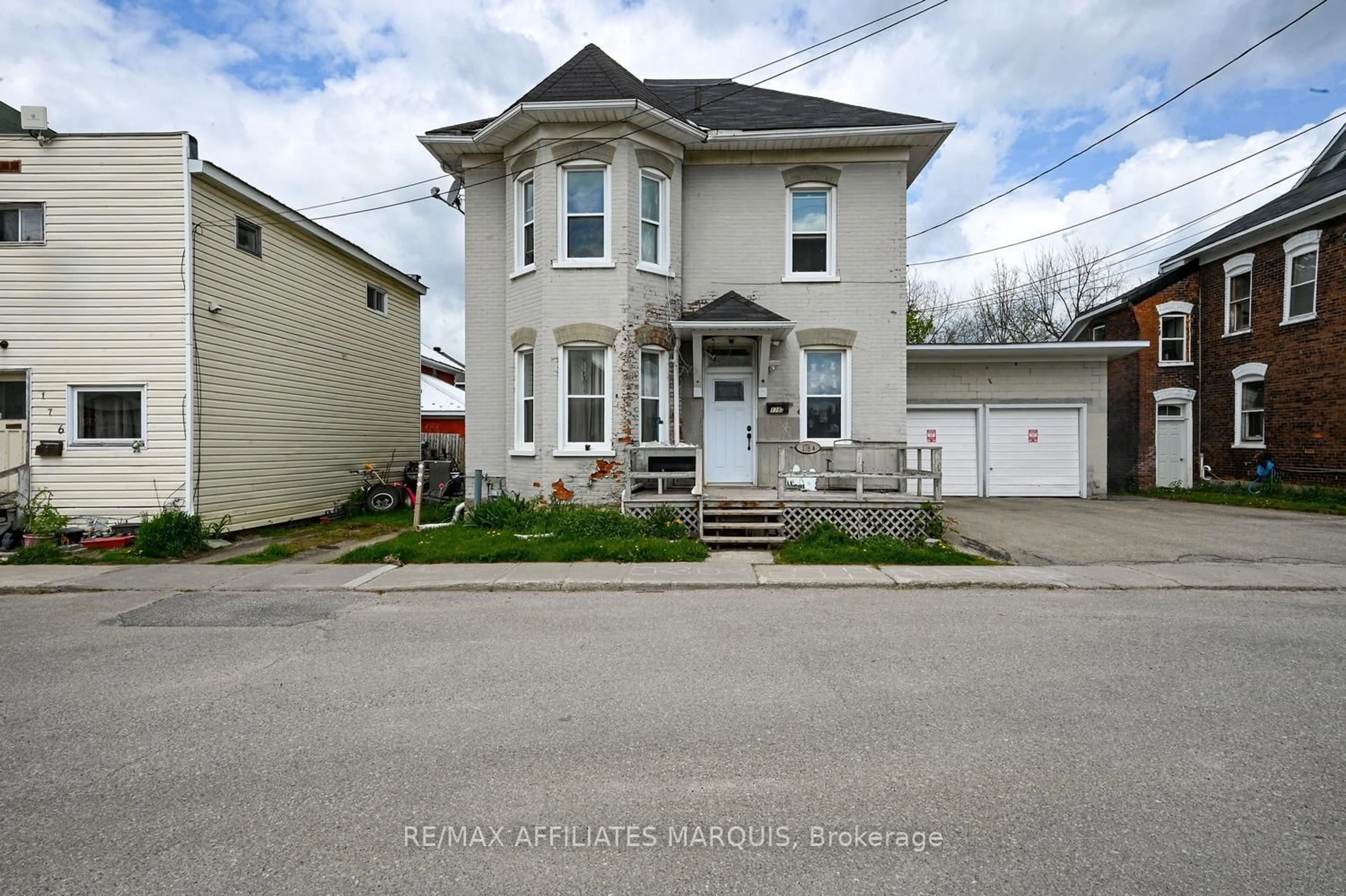 A pic from outside/outdoor area/front of a property/back of a property/a pic from drone, street for 178 Chambers St, Smiths Falls Ontario K7A 2Z6