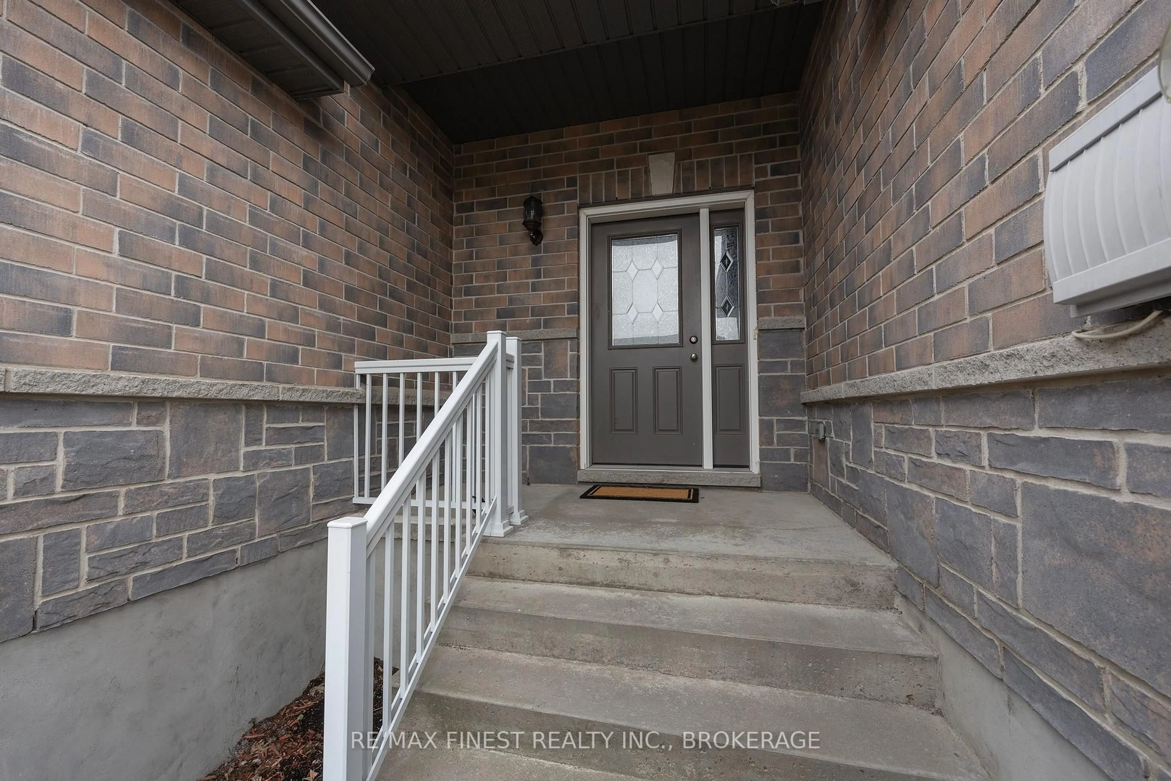 Indoor entryway for 921 Blossom St, Kingston Ontario K7P 0N2