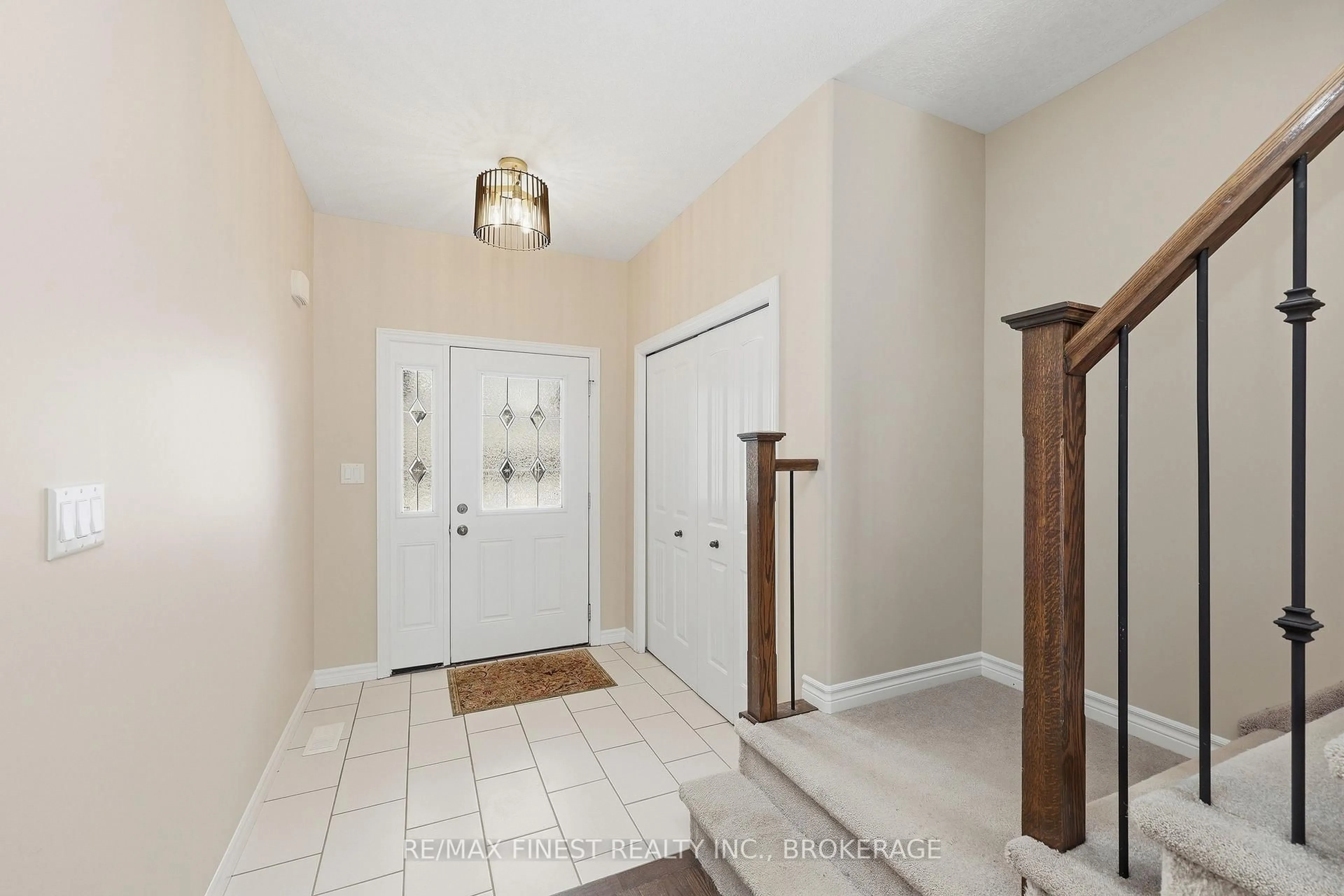 Indoor entryway for 921 Blossom St, Kingston Ontario K7P 0N2