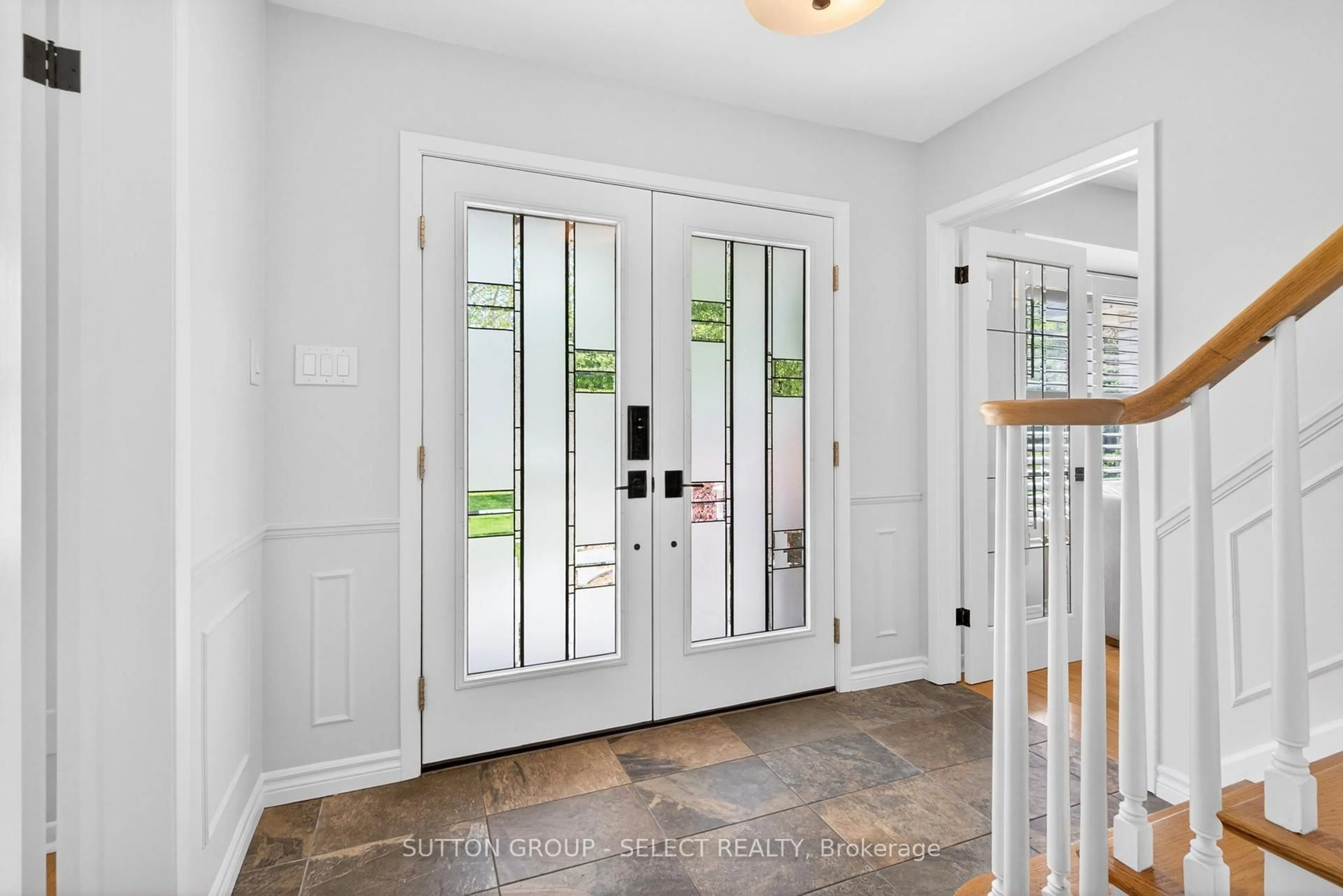 Indoor entryway for 47 SHAVIAN Blvd, London North Ontario N6G 2P1