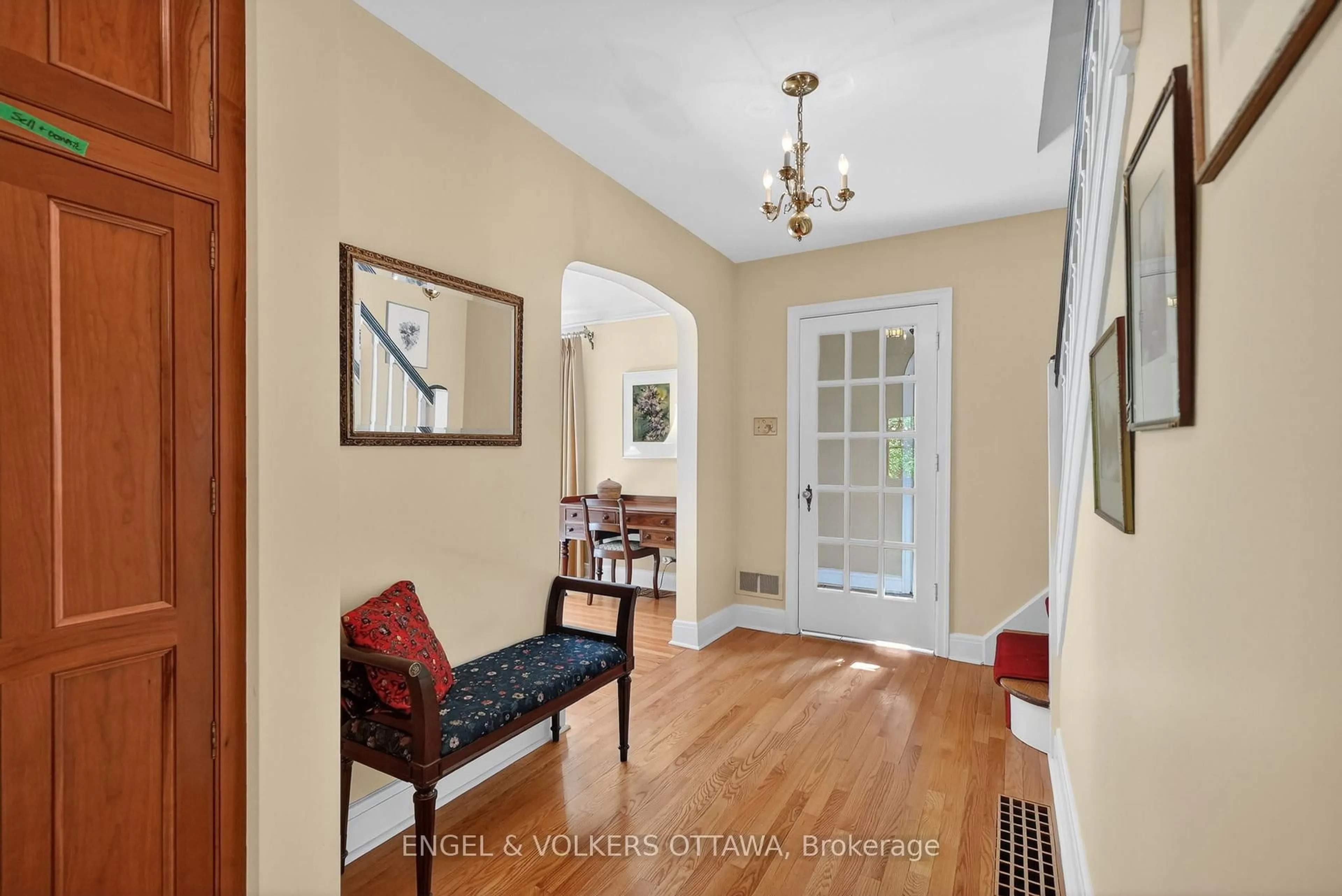 Indoor entryway for 503 Piccadilly Ave, Ottawa Ontario K1Y 0H7
