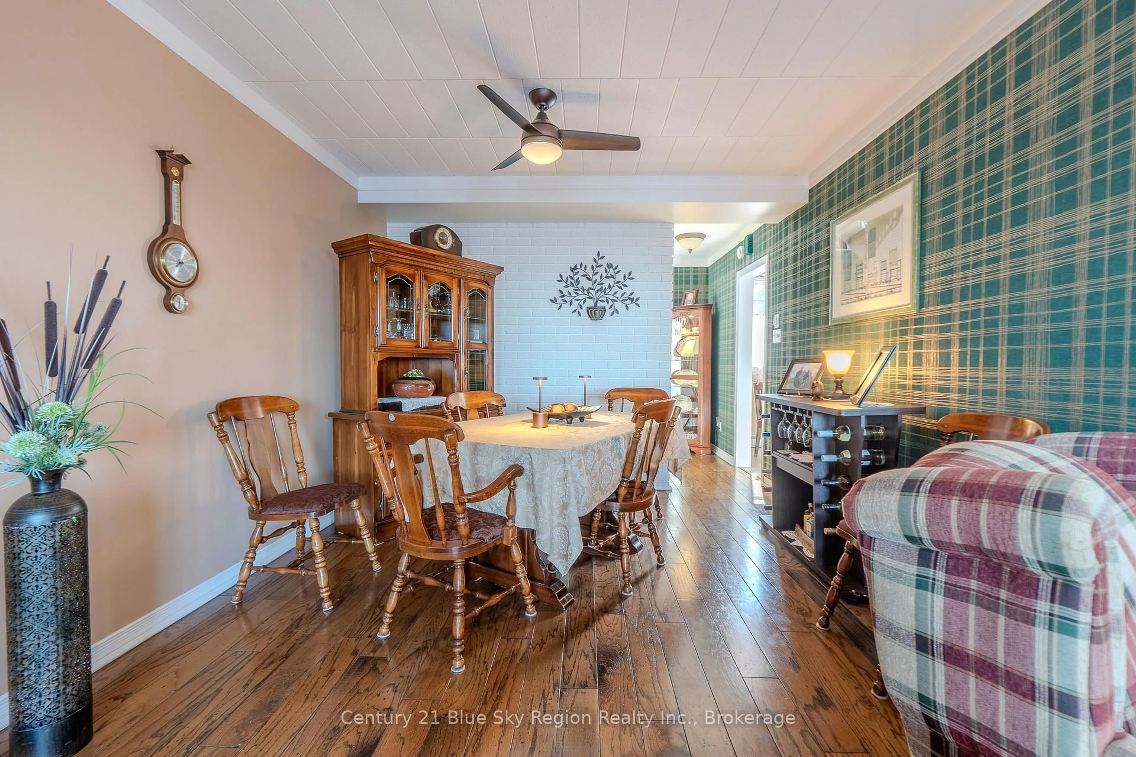 Dining room, wood/laminate floor for 1205 Premier Rd #8, North Bay Ontario P1A 2J3