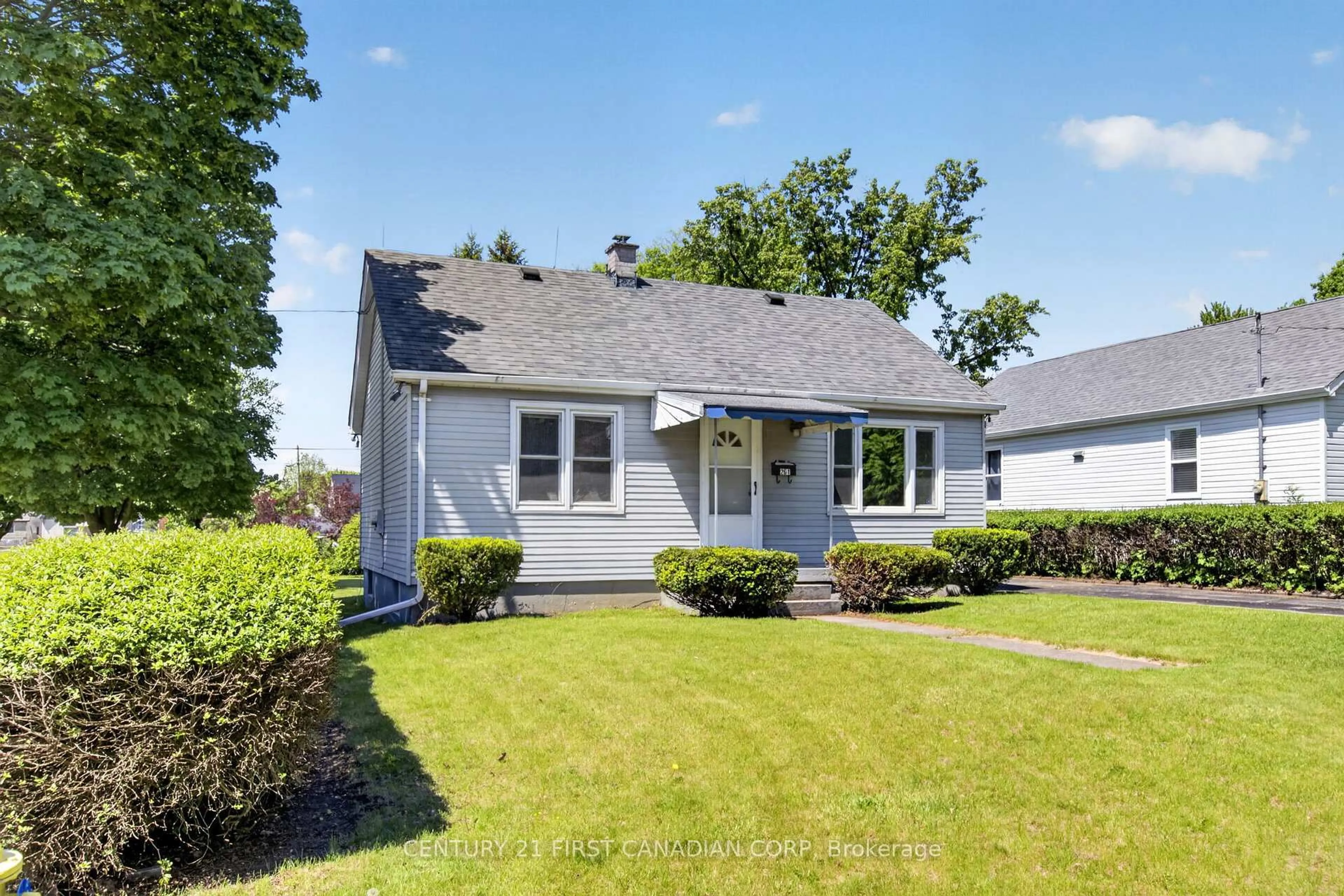 Home with vinyl exterior material, street for 261 Short Ave, London East Ontario N5W 1W3