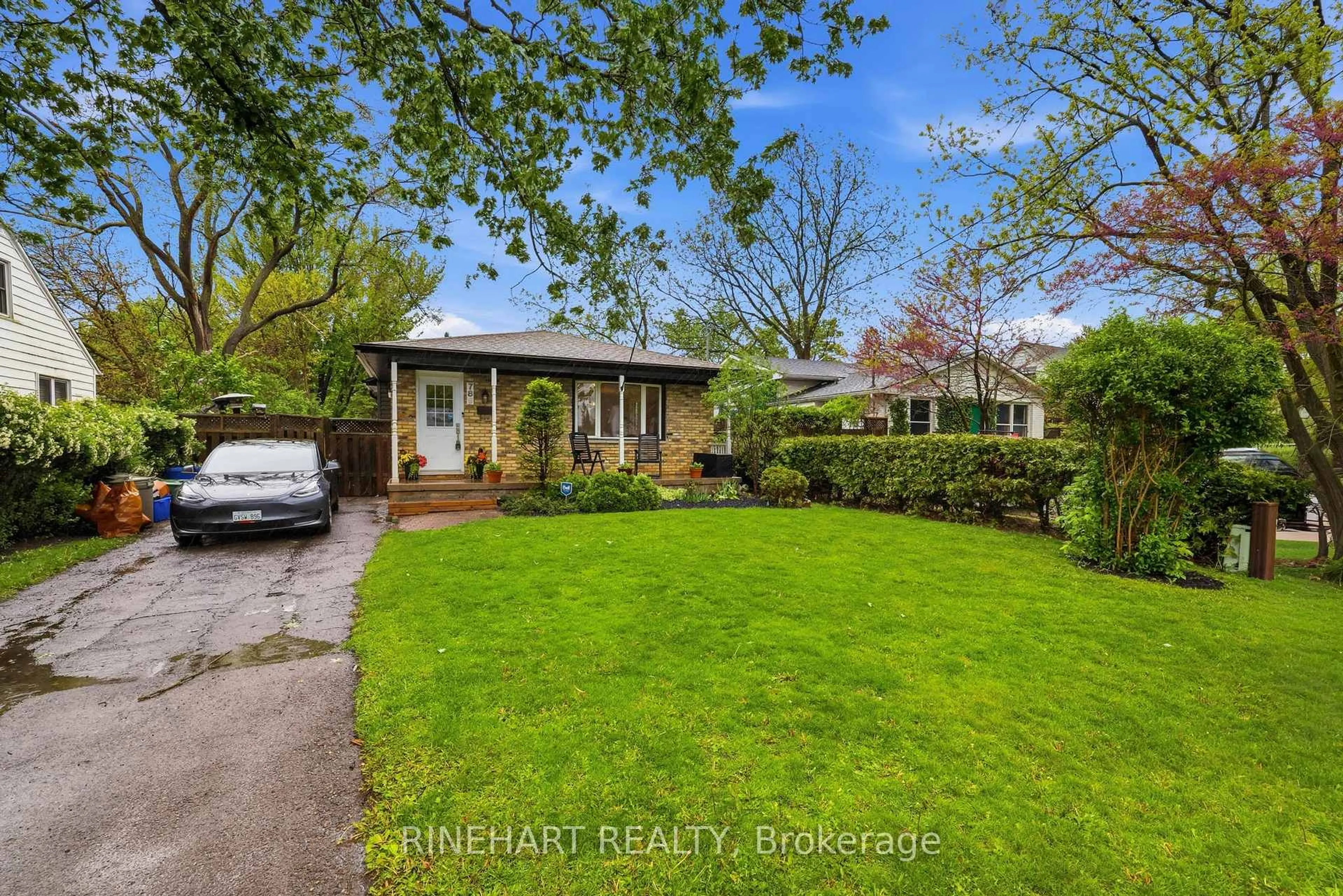 A pic from outside/outdoor area/front of a property/back of a property/a pic from drone, street for 789 Easy St, London South Ontario N6C 4Z7