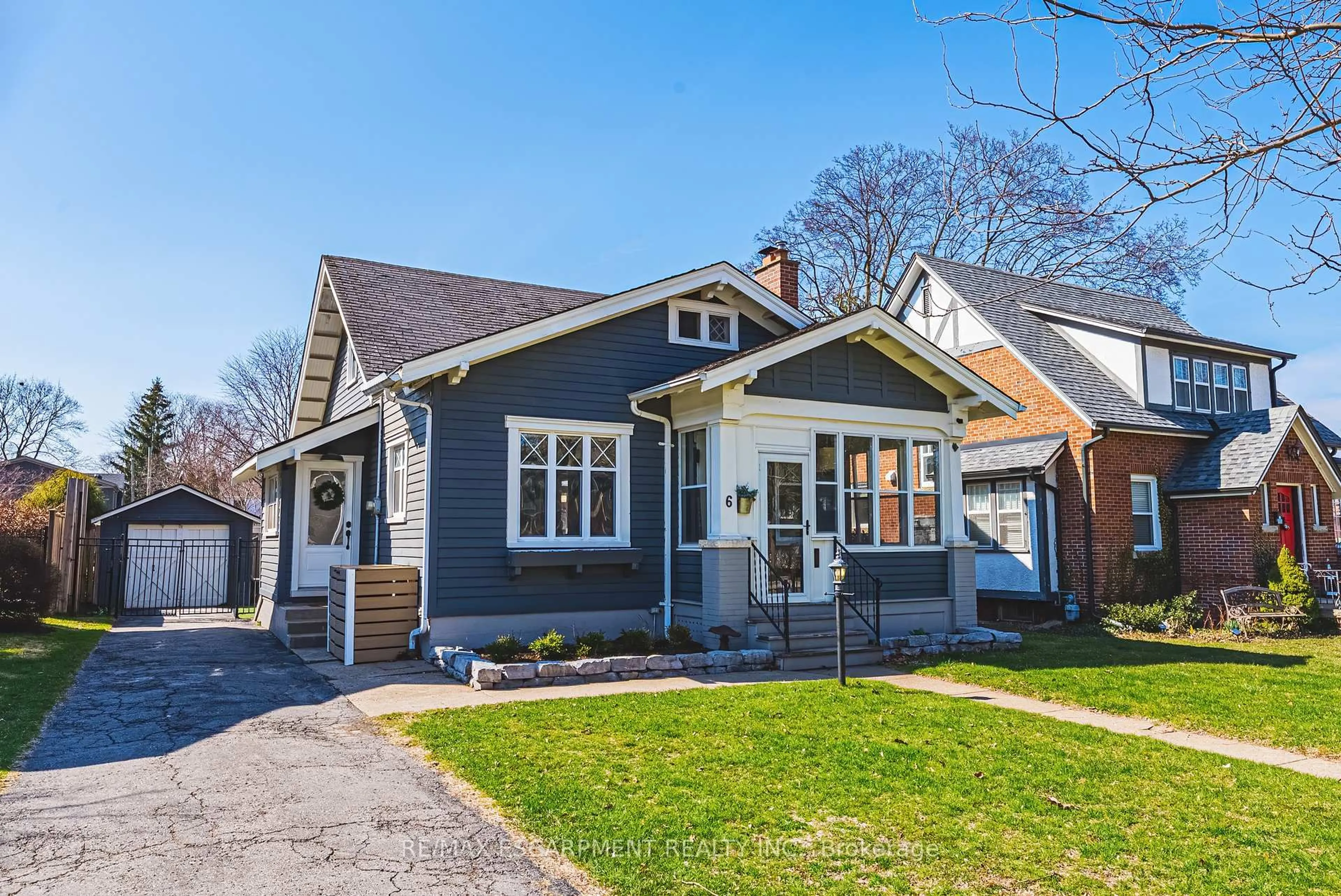 Home with vinyl exterior material, street for 6 Nelles Blvd, Grimsby Ontario L3M 3R1