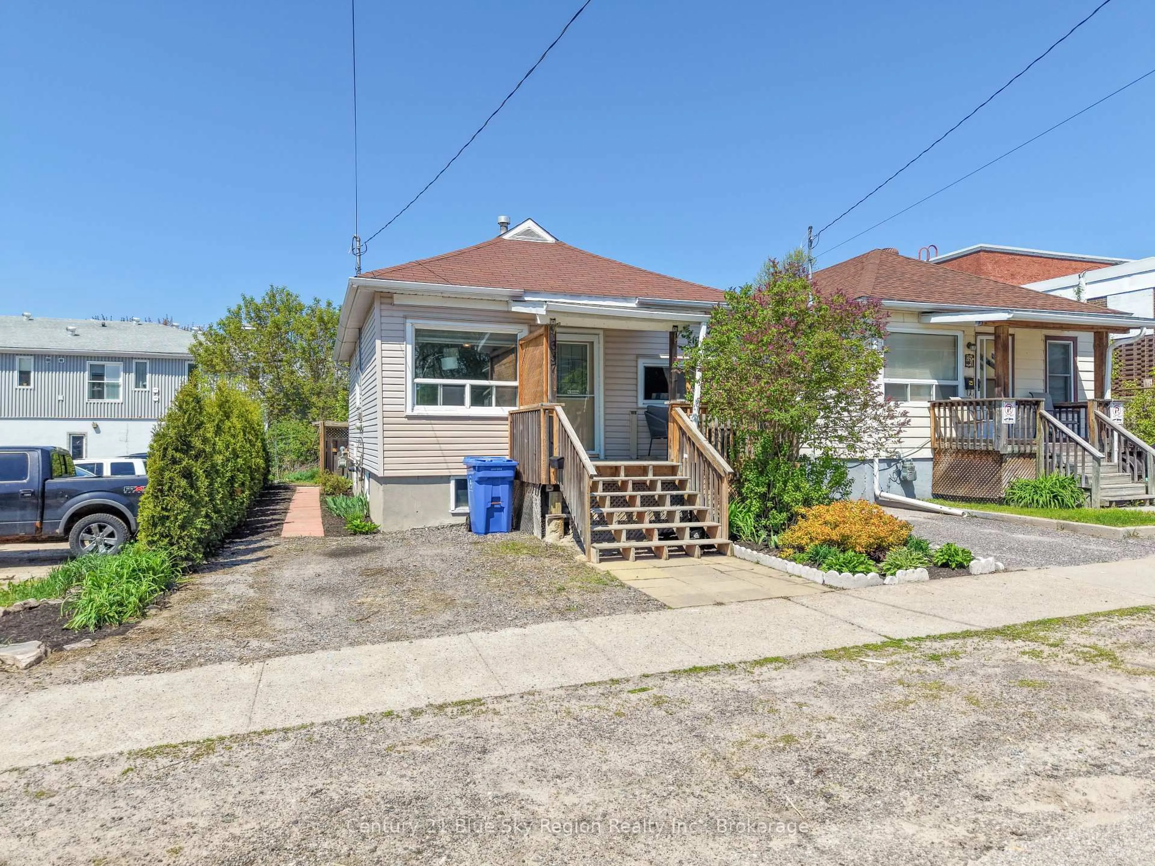 A pic from outside/outdoor area/front of a property/back of a property/a pic from drone, street for 337 King St, North Bay Ontario P1B 6A1