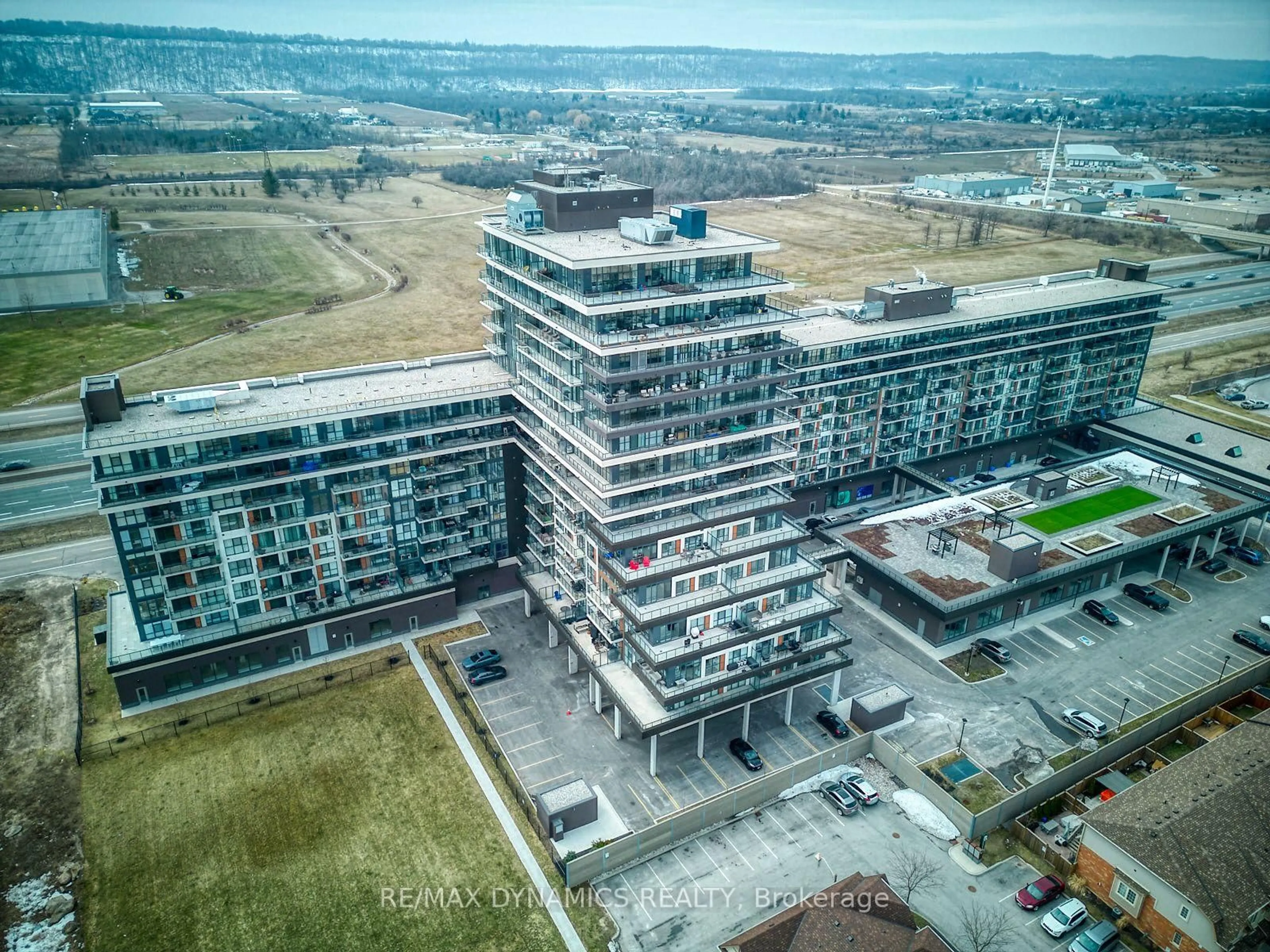 A pic from outside/outdoor area/front of a property/back of a property/a pic from drone, building for 550 North Service Rd #407, Grimsby Ontario L3M 0H9