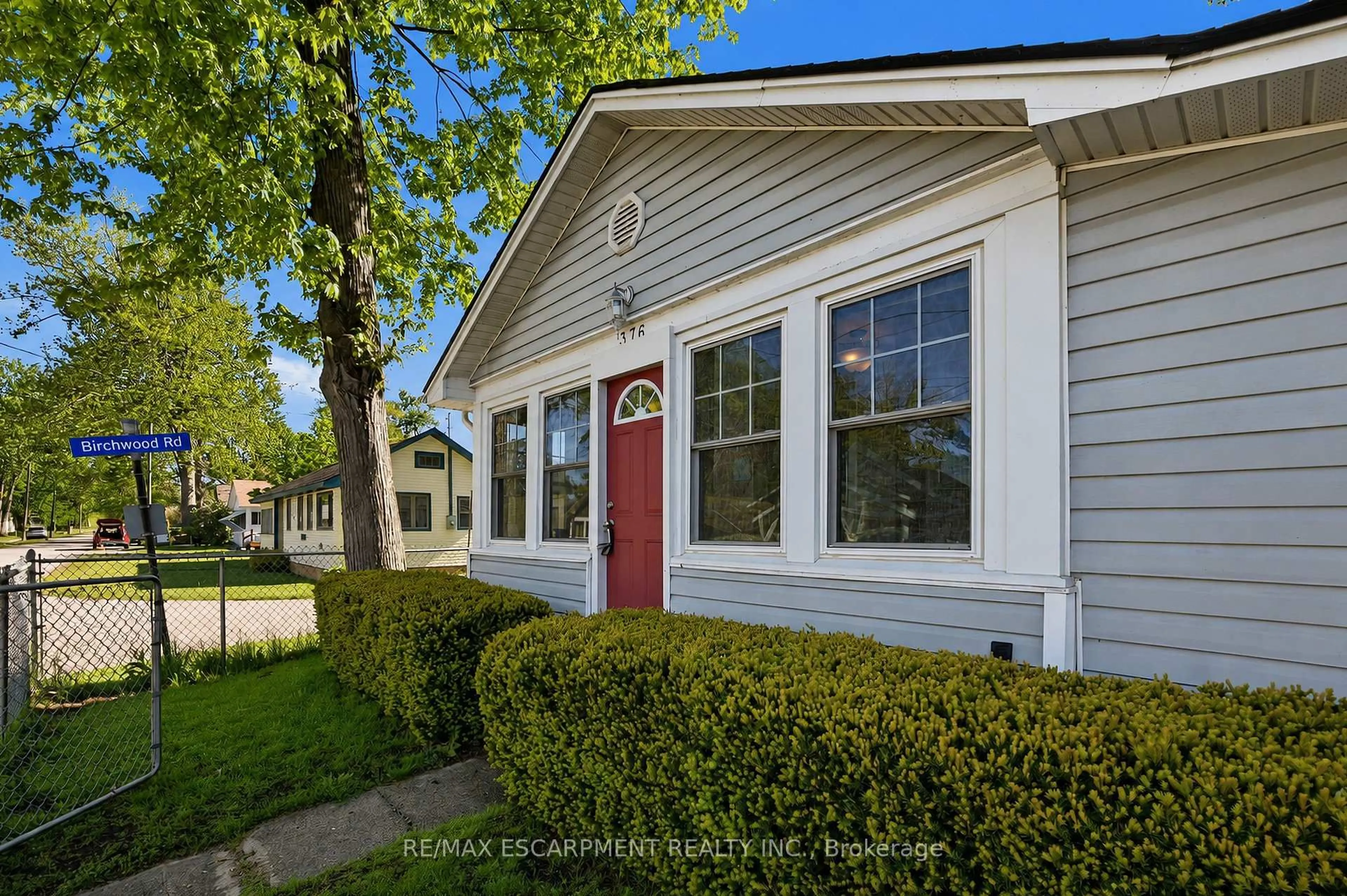 Home with vinyl exterior material, street for 376 OAKWOOD Ave, Fort Erie Ontario L0S 1B0