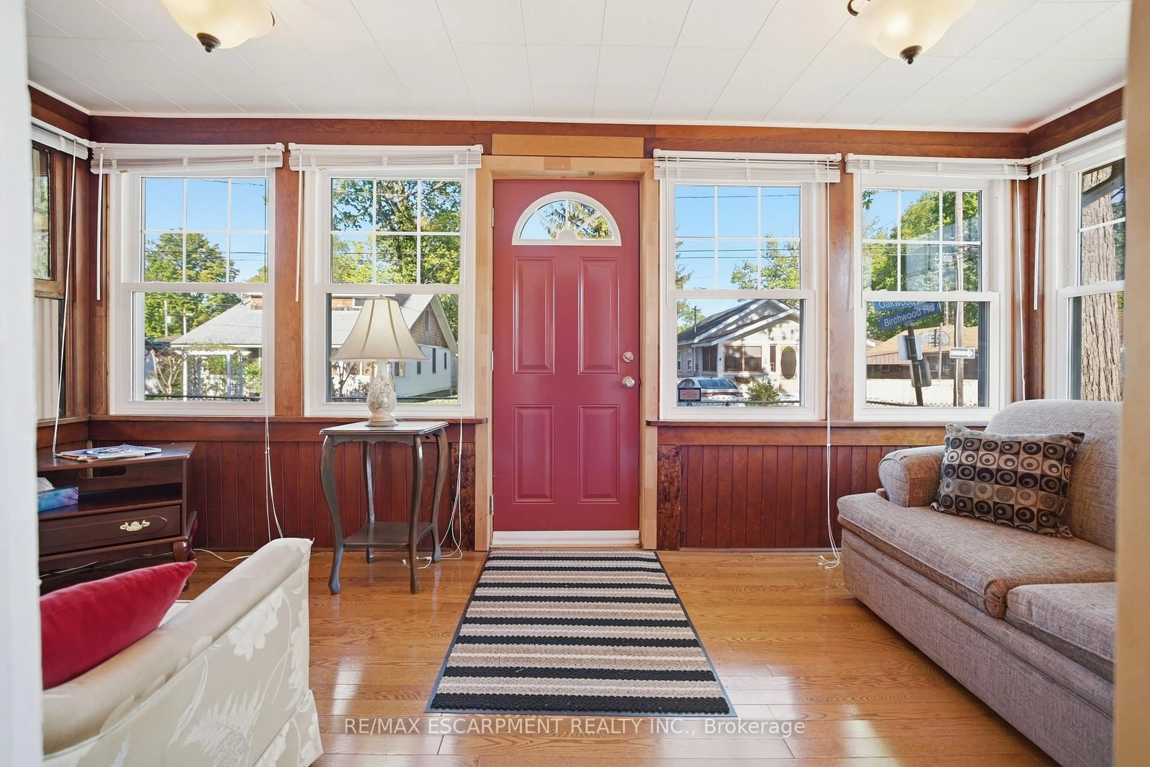 Indoor entryway for 376 OAKWOOD Ave, Fort Erie Ontario L0S 1B0