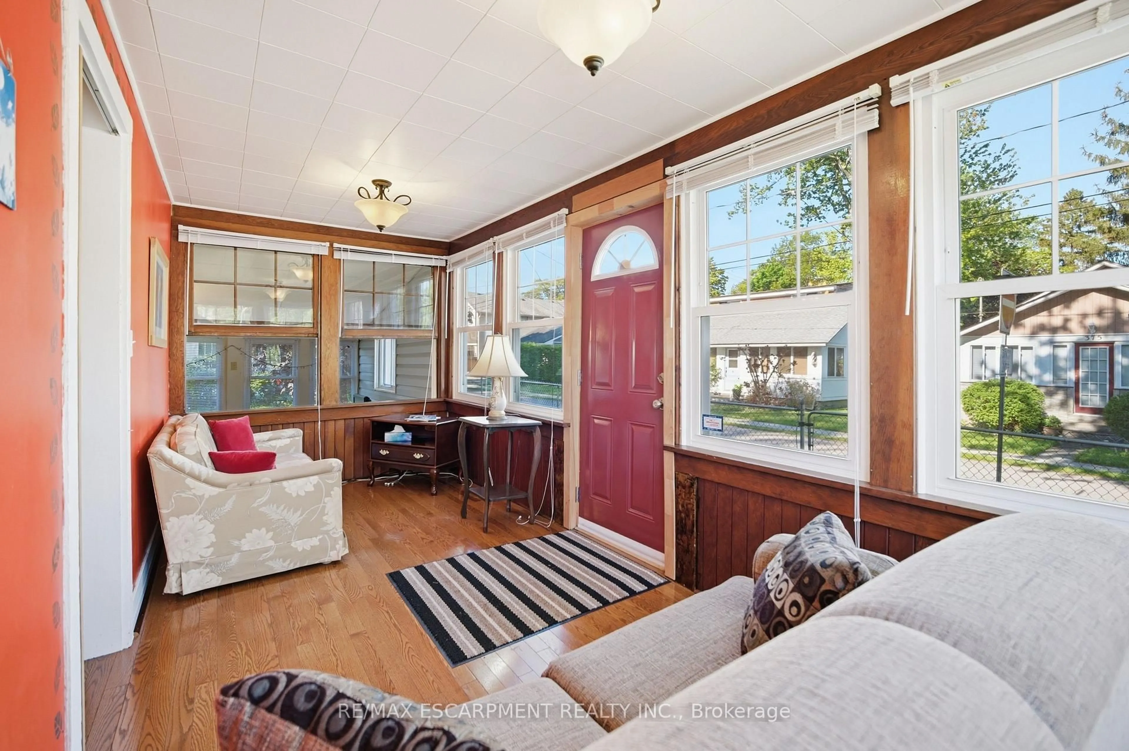 Living room with furniture, unknown for 376 OAKWOOD Ave, Fort Erie Ontario L0S 1B0