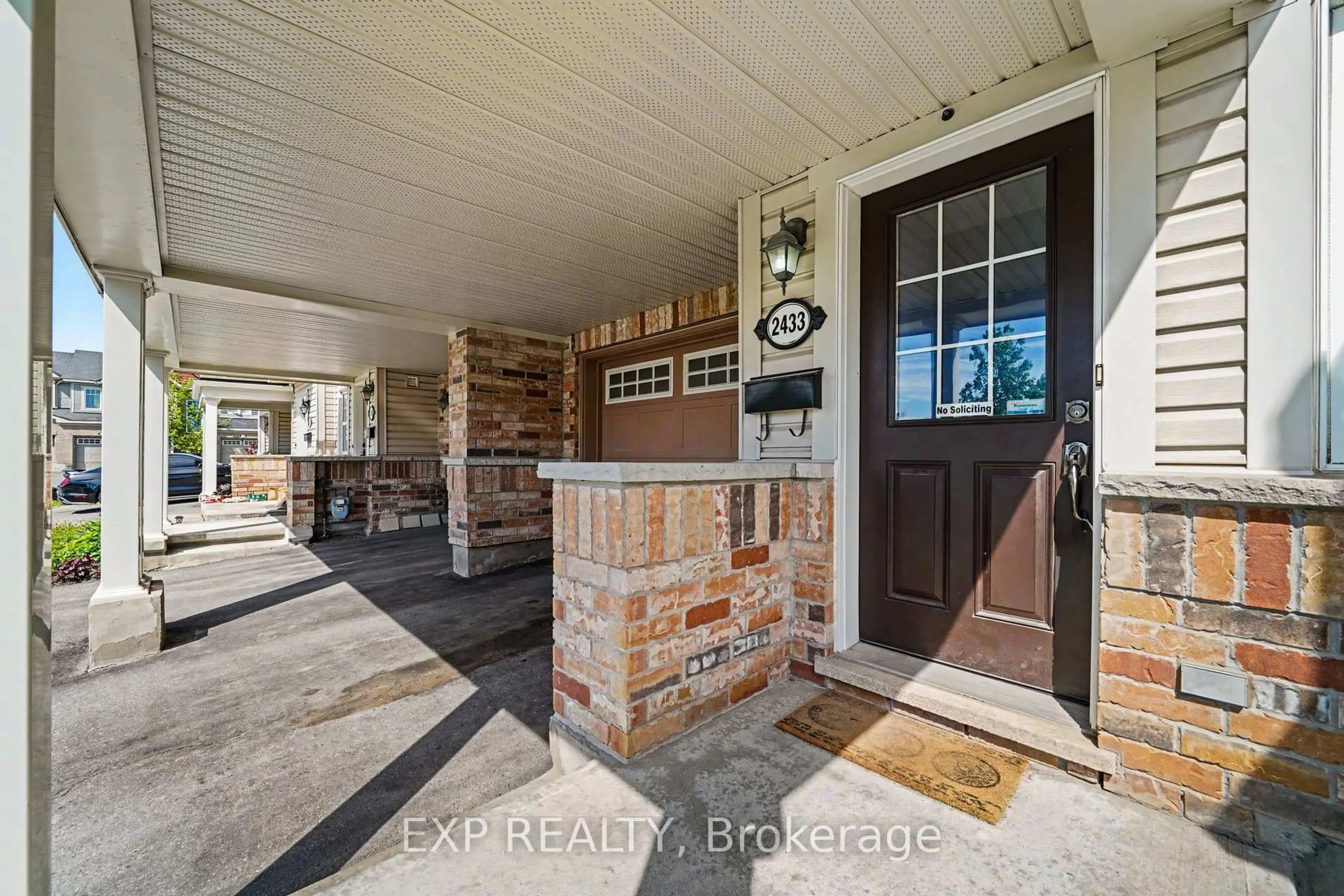 Indoor entryway for 2433 Nutgrove Ave, Ottawa Ontario K2J 0X4
