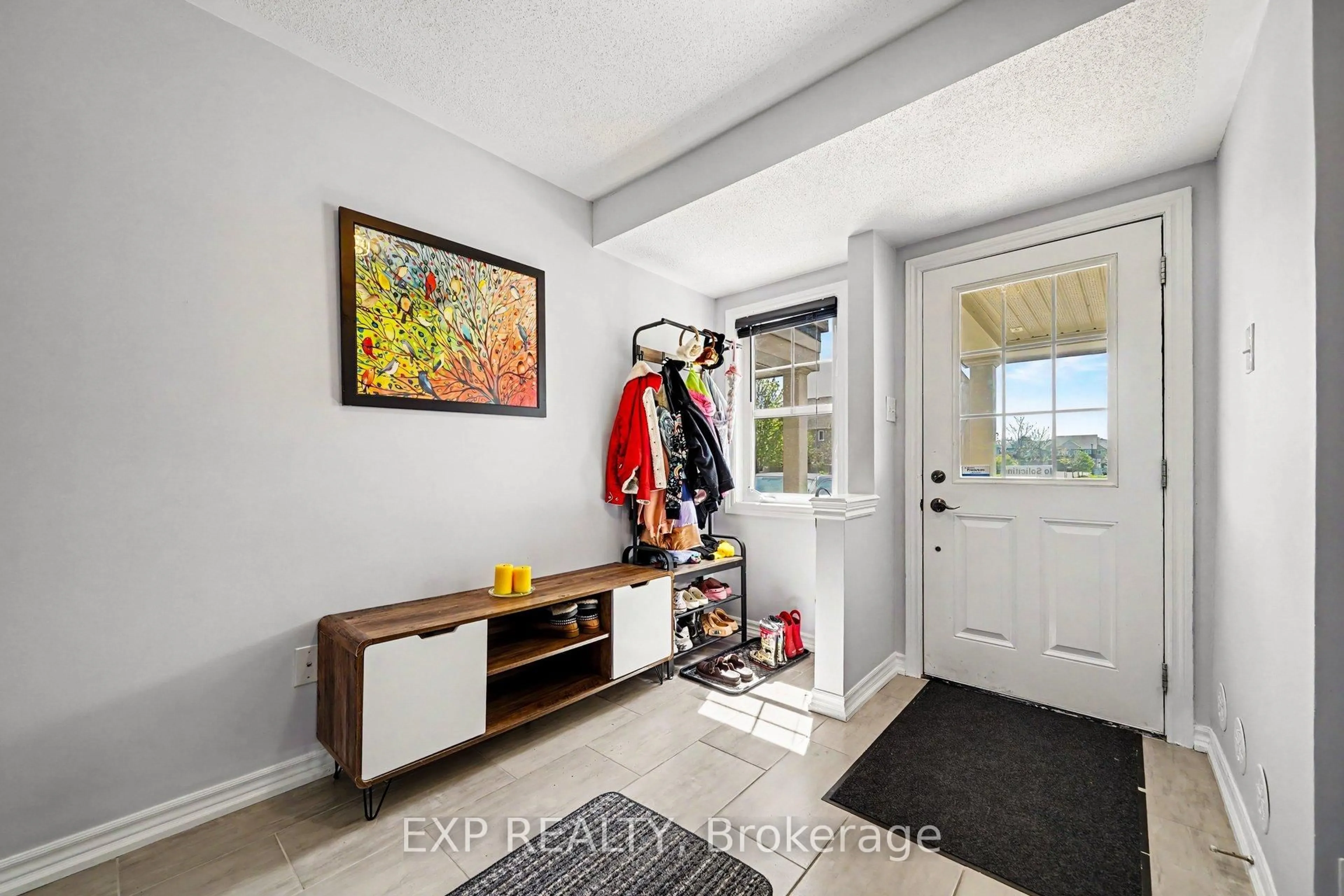 Indoor entryway for 2433 Nutgrove Ave, Ottawa Ontario K2J 0X4