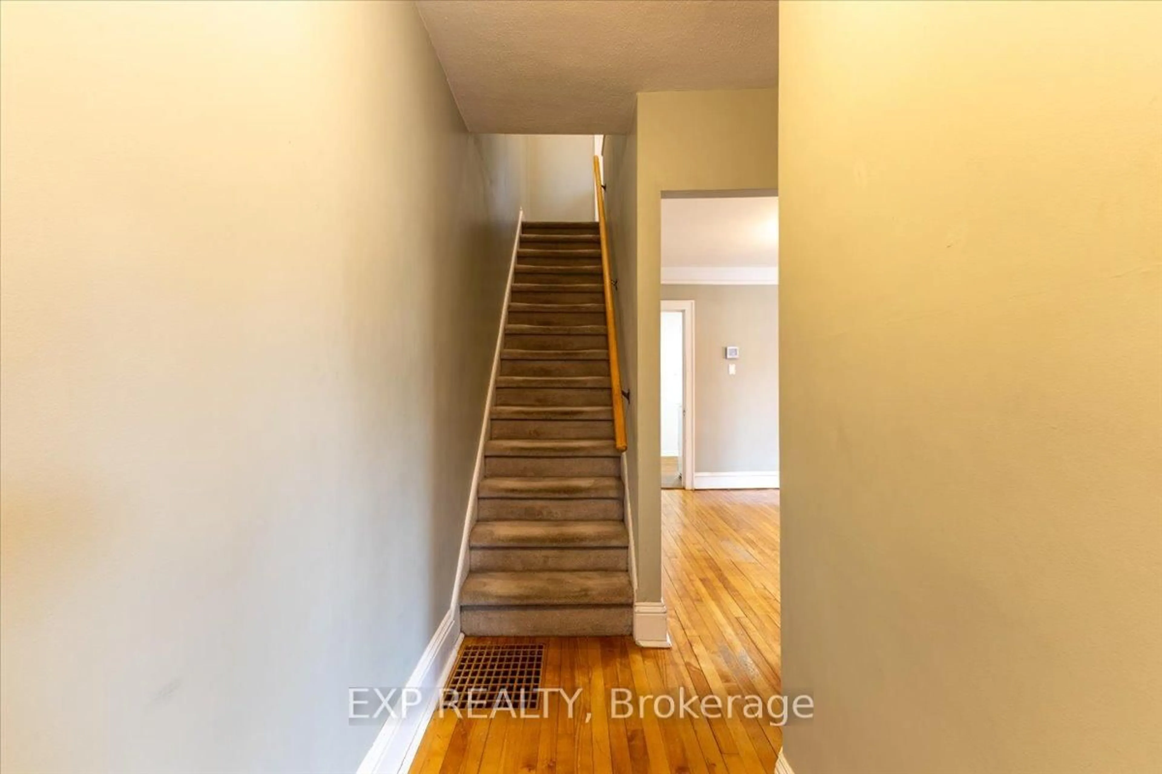 Indoor entryway for 46 Kinnear St, Ottawa Ontario K1Y 3R6