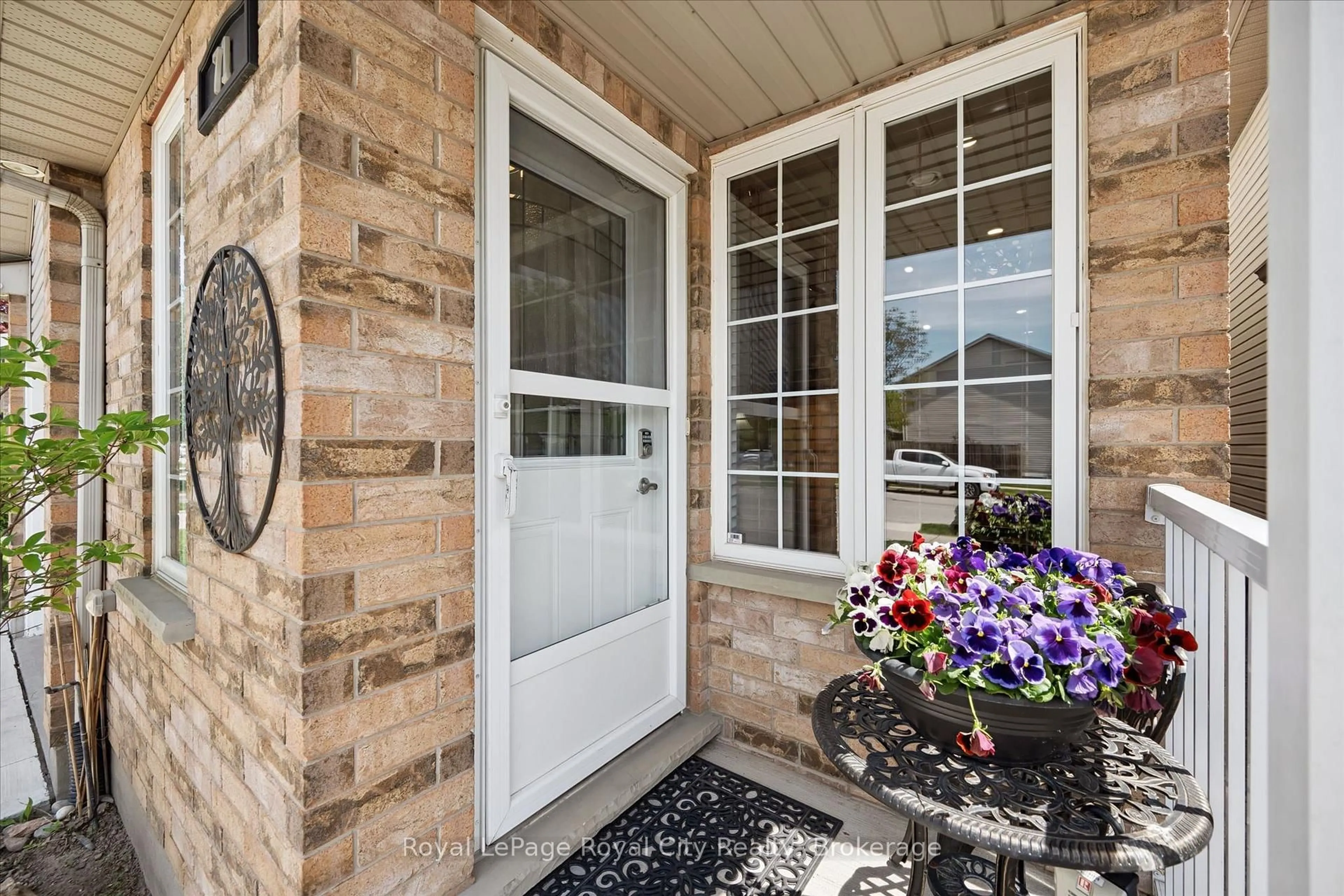 Indoor entryway for 71 Doyle Dr, Guelph Ontario N1G 5B9