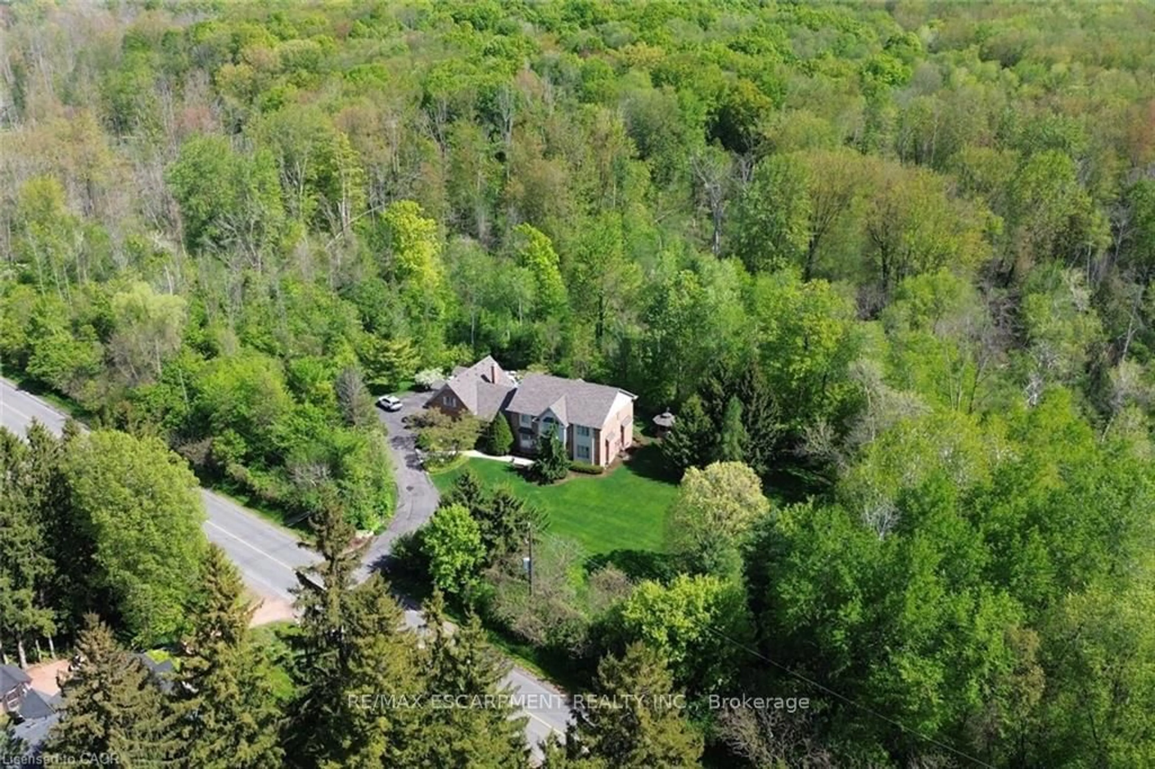 A pic from outside/outdoor area/front of a property/back of a property/a pic from drone, forest/trees view for 712 Robson Rd, Hamilton Ontario L8B 1H1