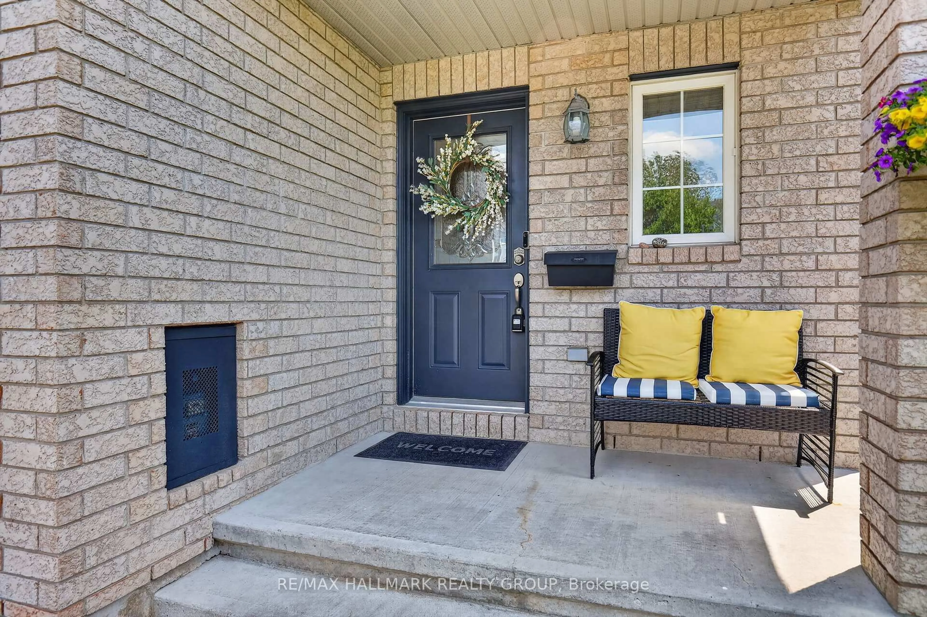 Indoor entryway for 369 Rolling Meadow Cres, Ottawa Ontario K1W 0A9