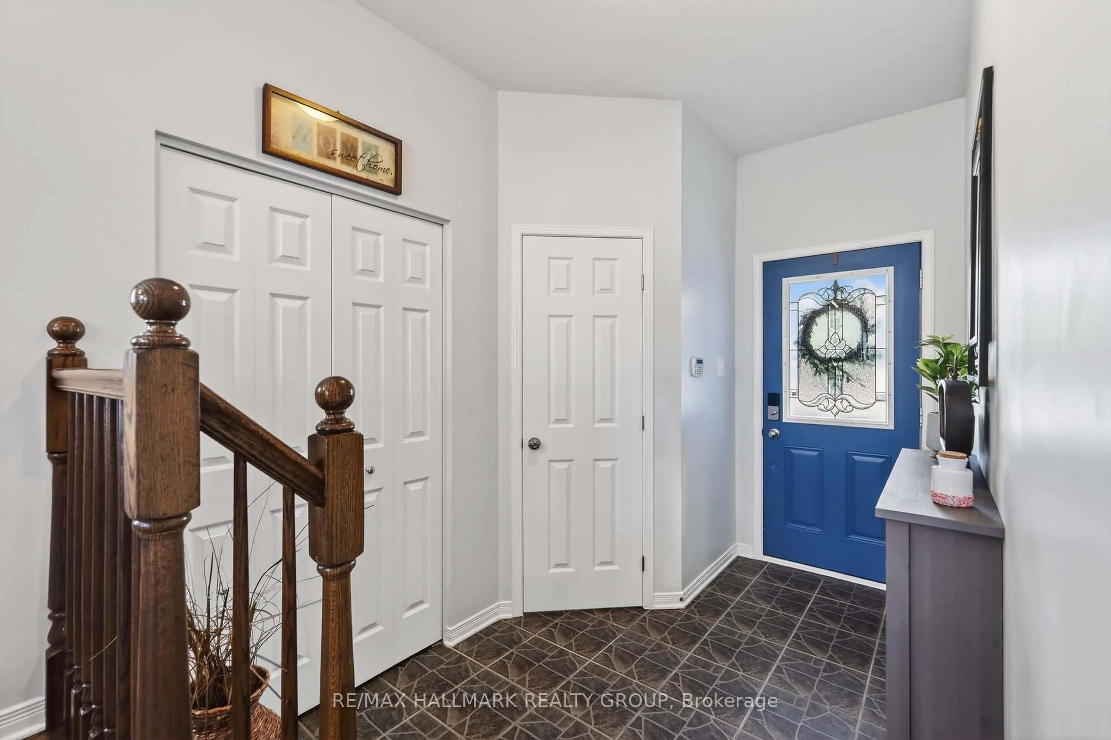 Indoor entryway for 369 Rolling Meadow Cres, Ottawa Ontario K1W 0A9