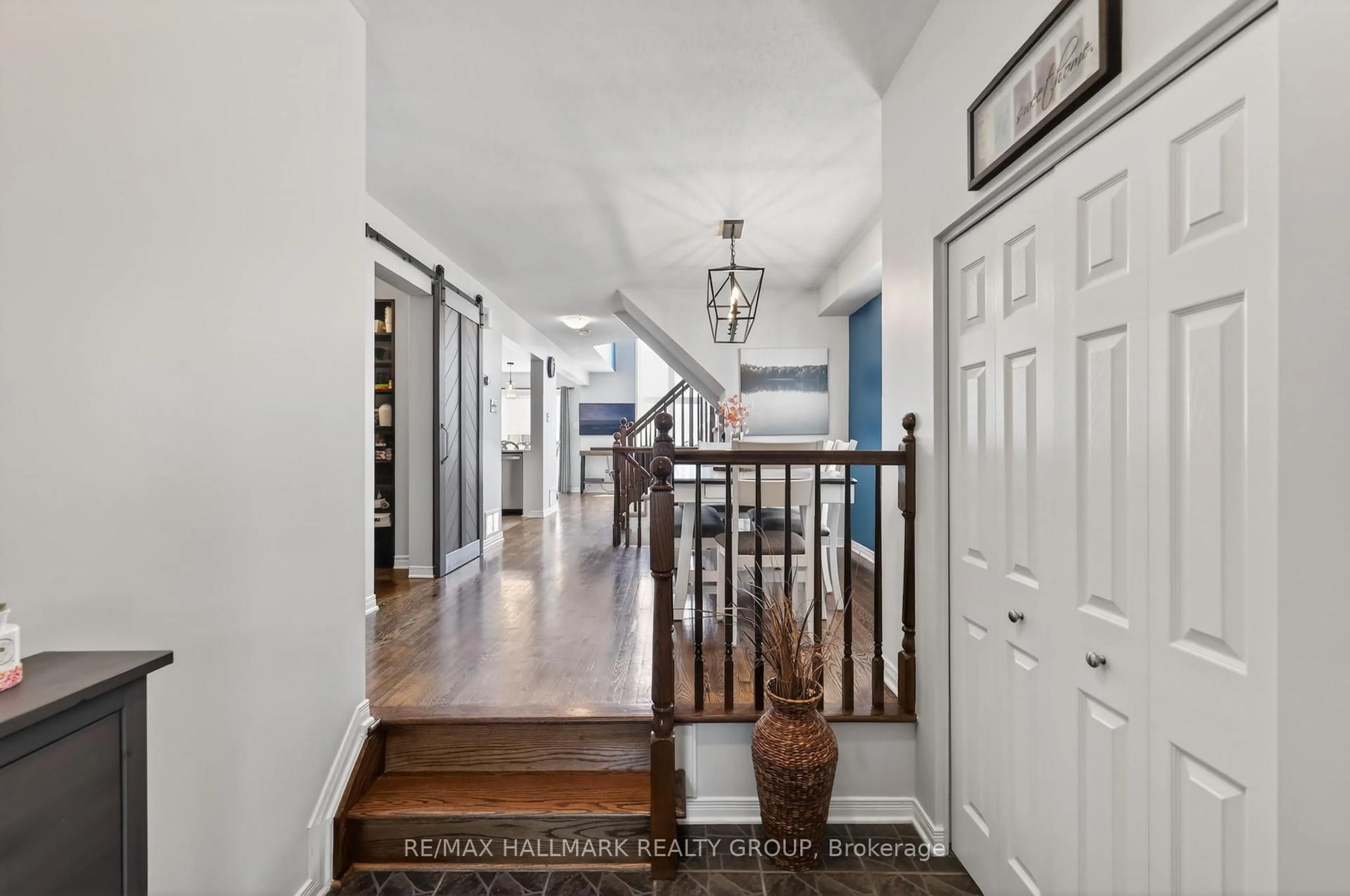 Indoor entryway for 369 Rolling Meadow Cres, Ottawa Ontario K1W 0A9