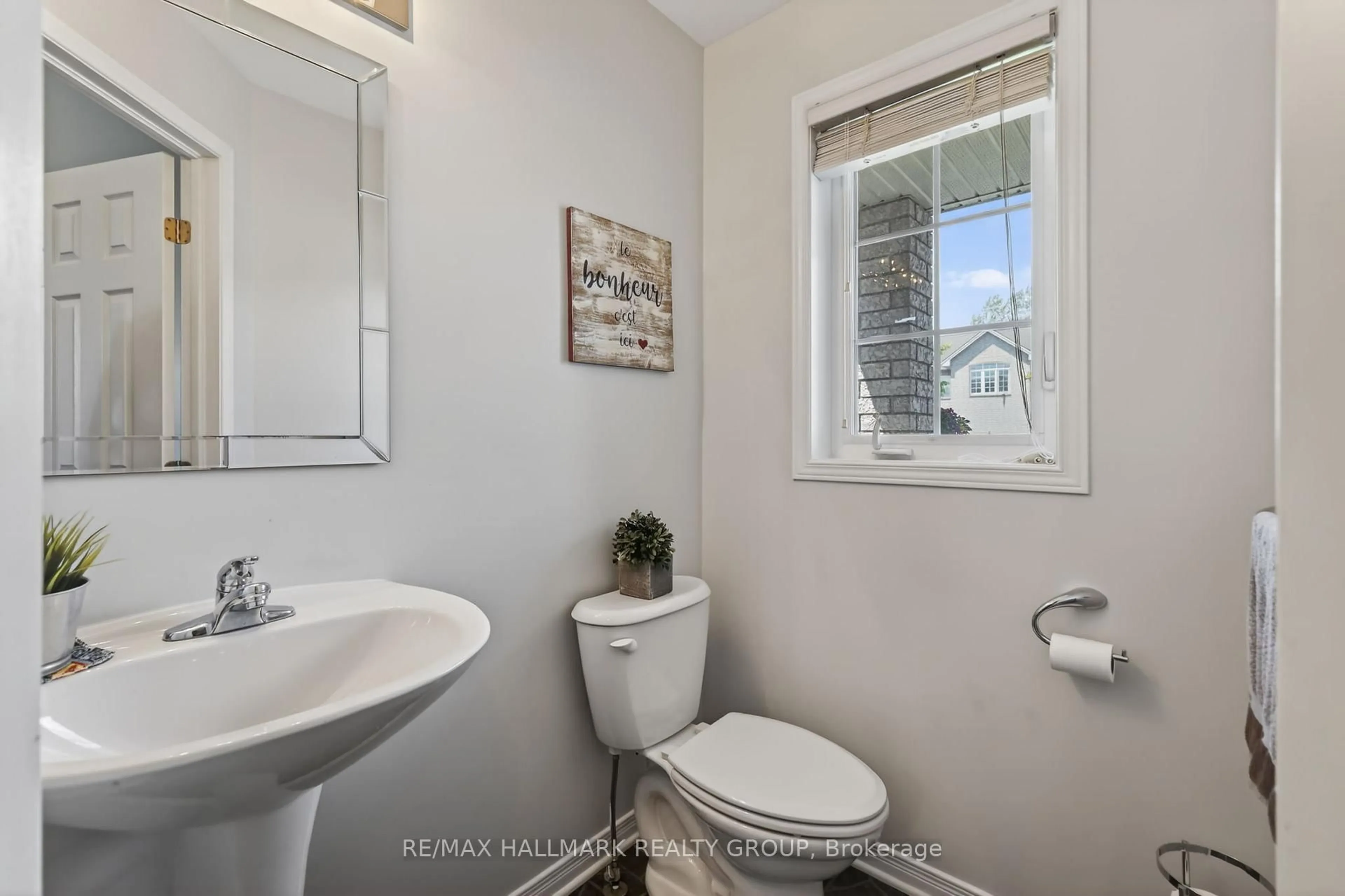Standard bathroom, ceramic/tile floor for 369 Rolling Meadow Cres, Ottawa Ontario K1W 0A9