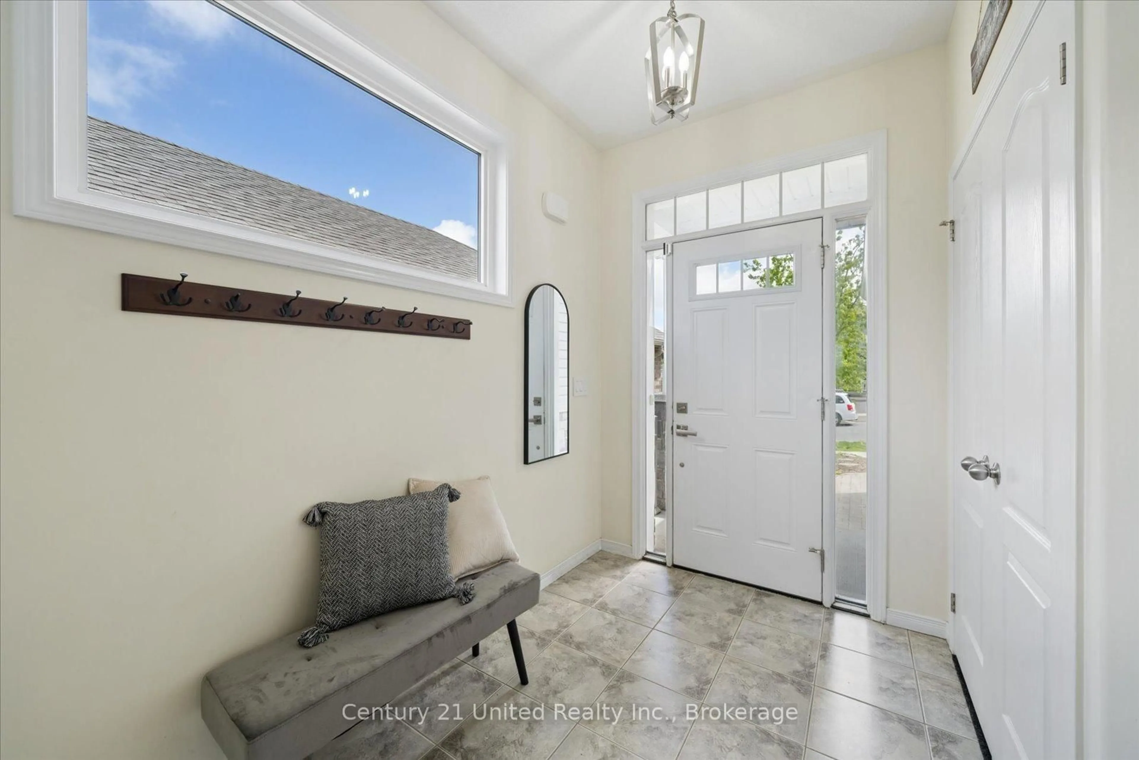 Indoor entryway for 425 Florence Dr, Peterborough Ontario K9J 0H7