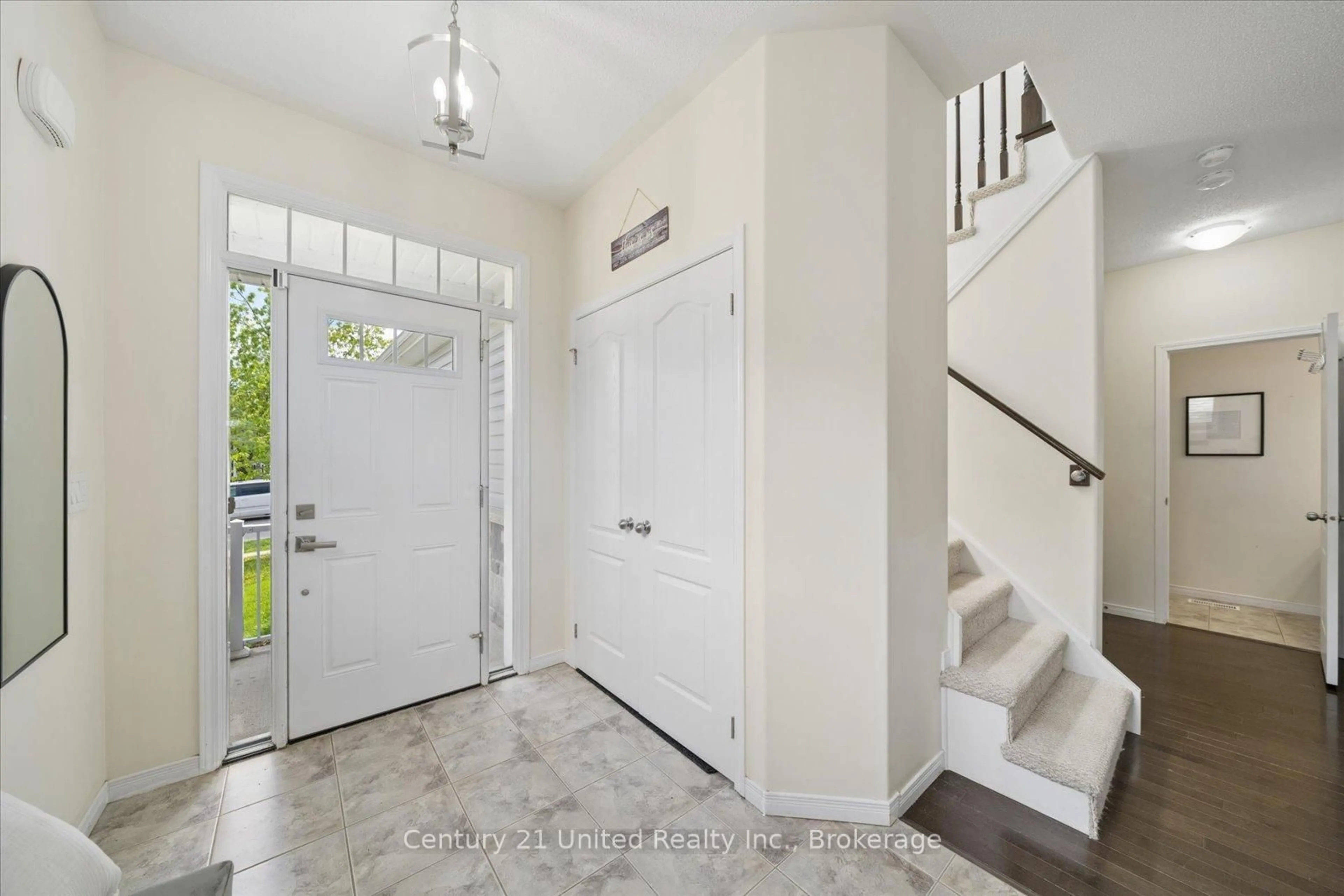 Indoor entryway for 425 Florence Dr, Peterborough Ontario K9J 0H7