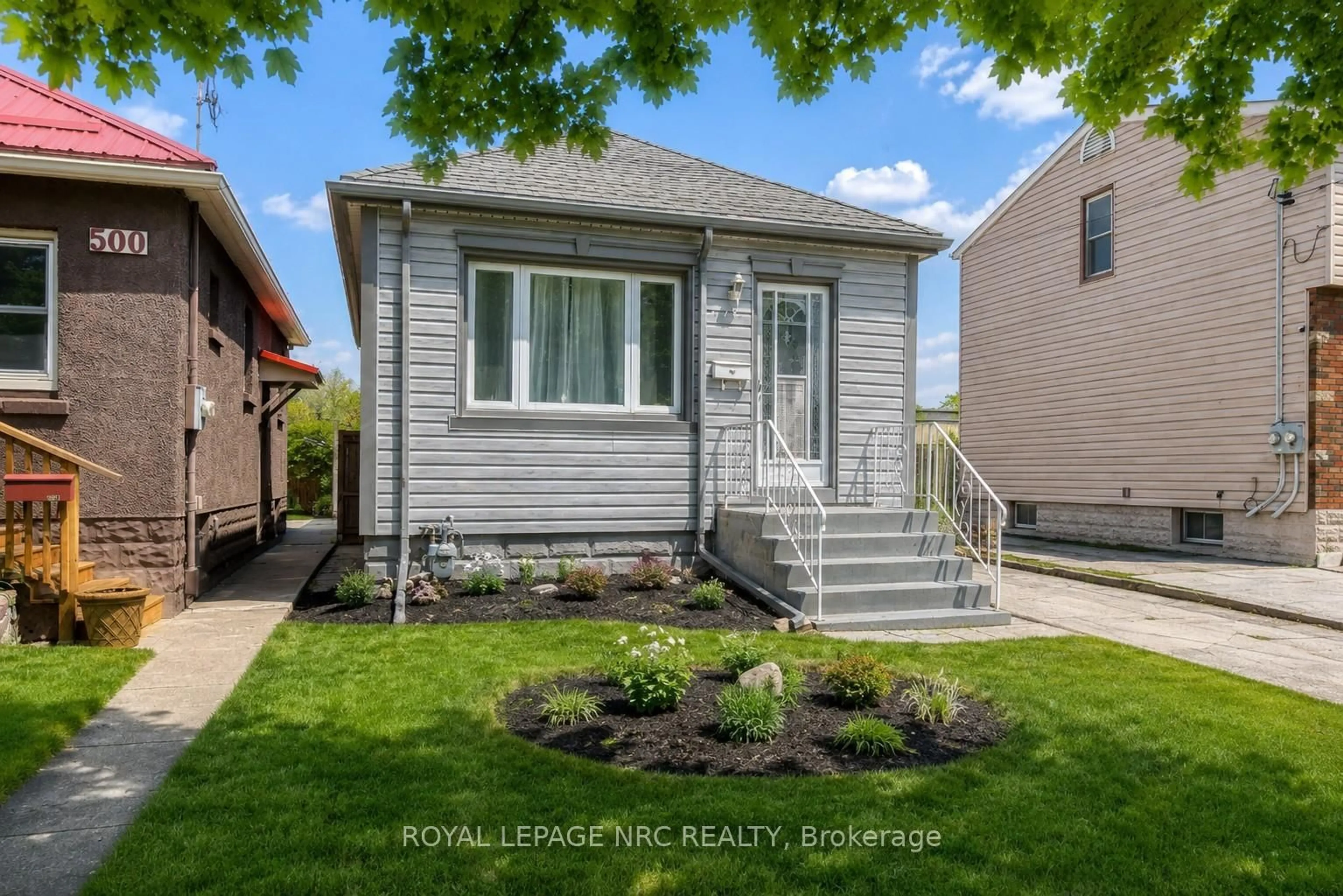 Home with vinyl exterior material, street for 498 Scholfield Ave, Welland Ontario L3B 1N2