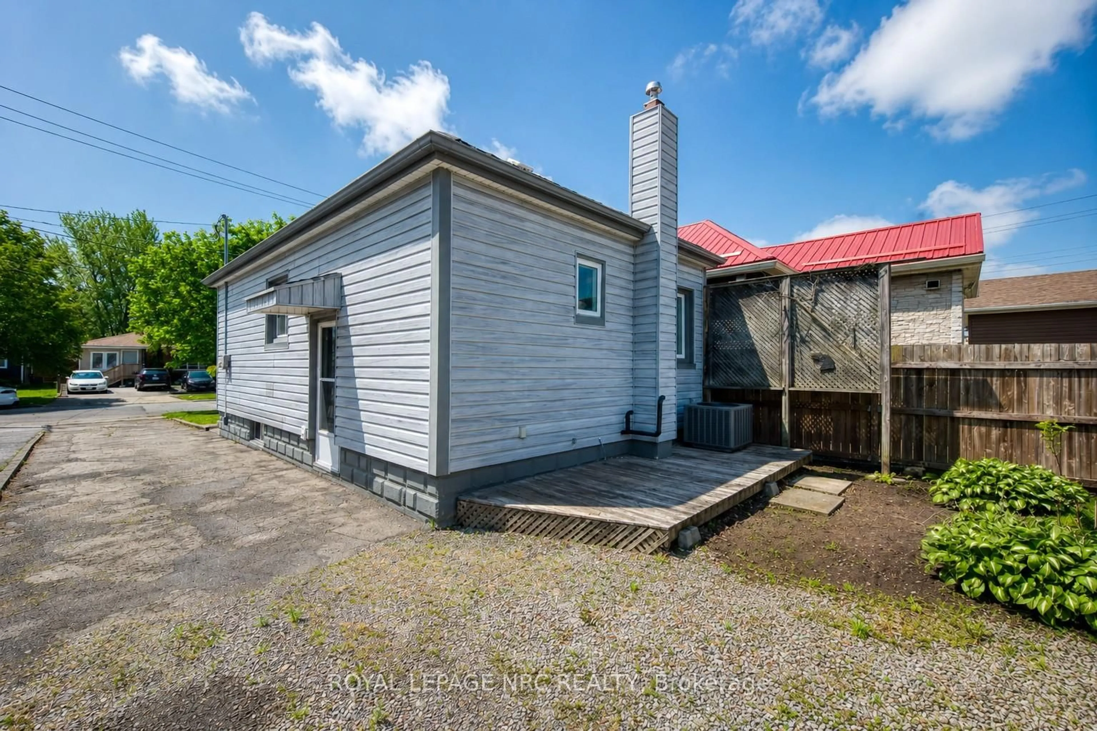 A pic from outside/outdoor area/front of a property/back of a property/a pic from drone, building for 498 Scholfield Ave, Welland Ontario L3B 1N2