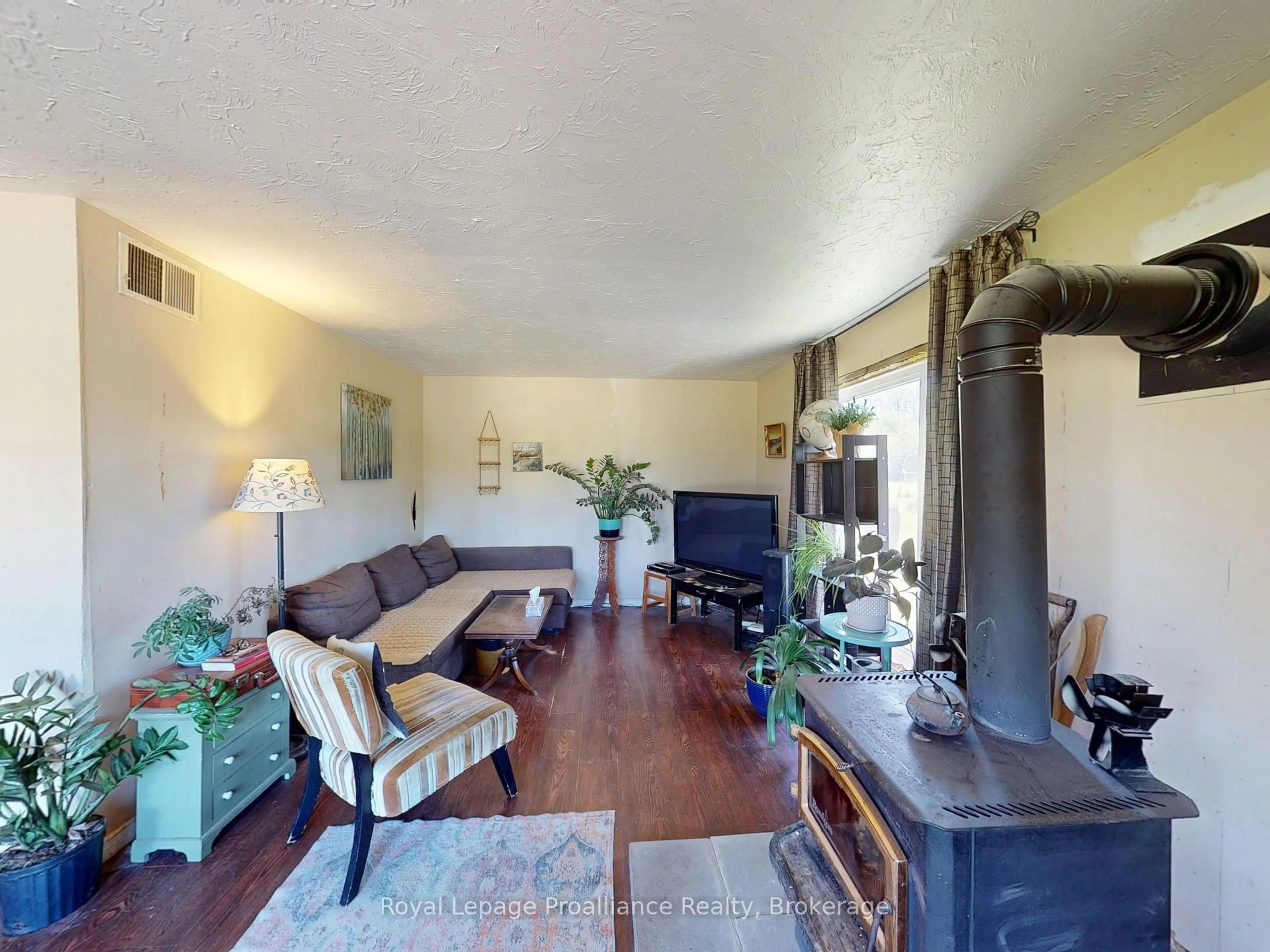 Living room with furniture, unknown for 529 Gunter Settlement Rd, Quinte West Ontario K8V 5P6