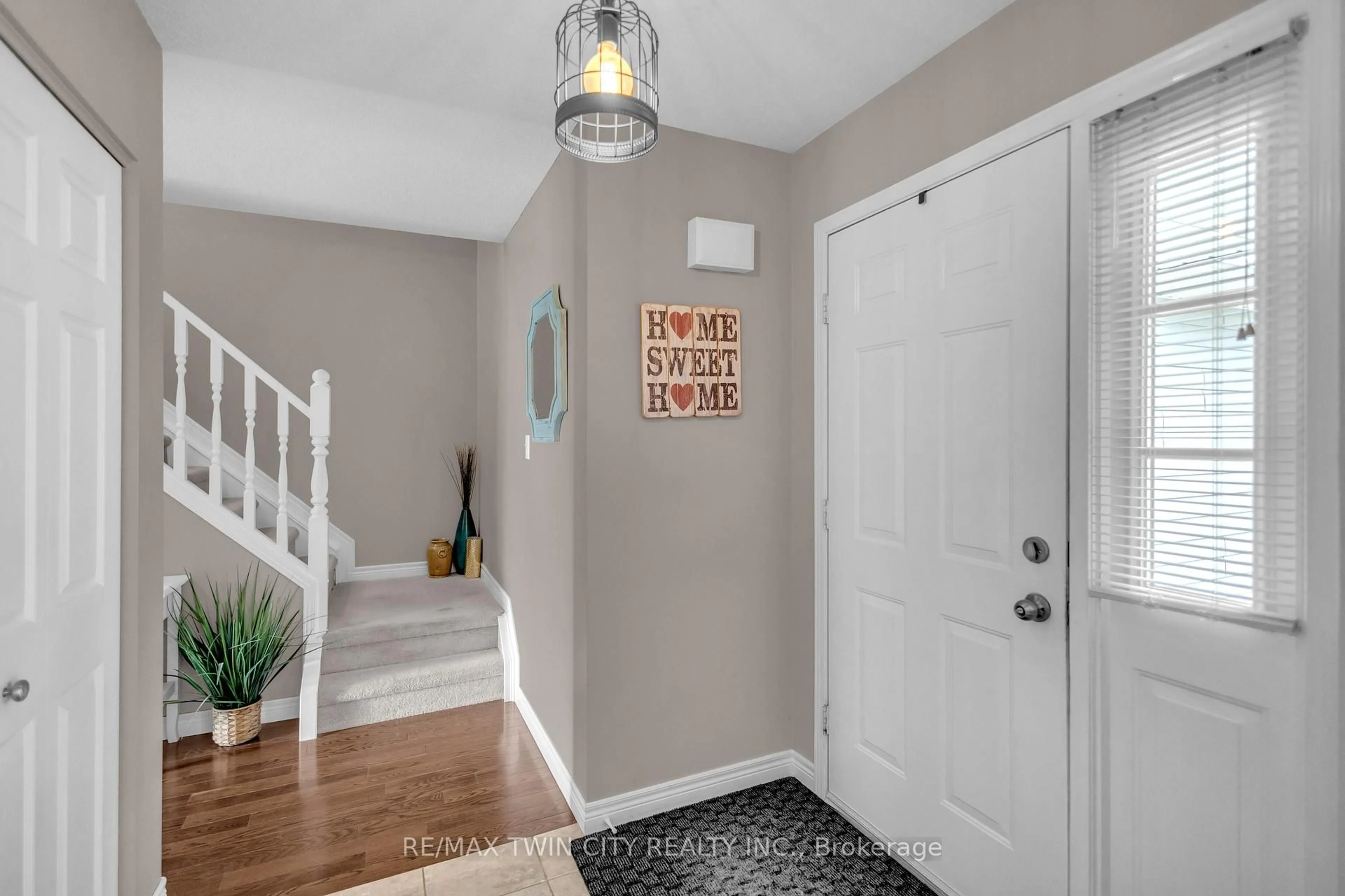 Indoor entryway for 13 Morgan Dr, Haldimand Ontario N3W 1H6