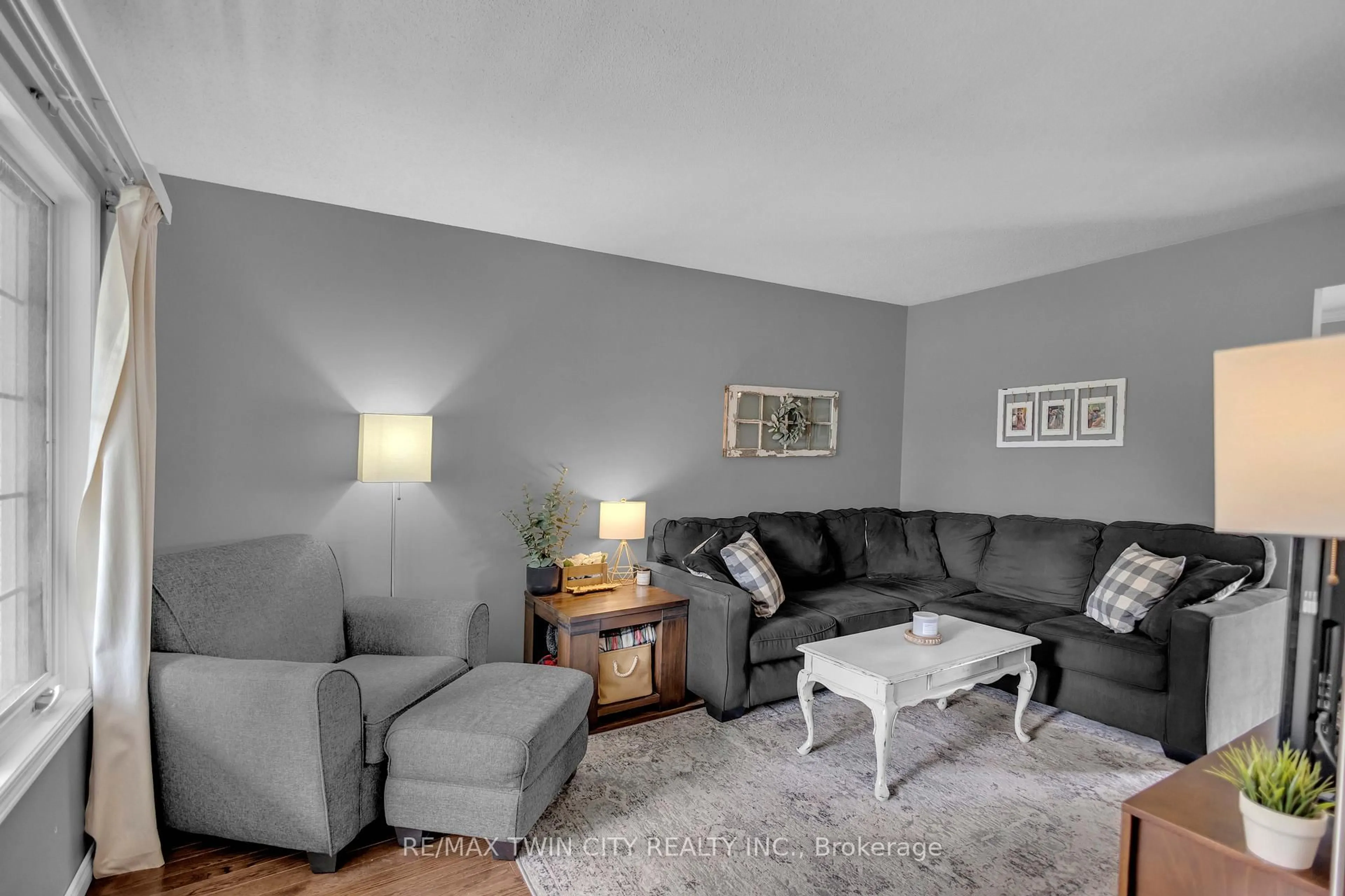 Living room with furniture, unknown for 13 Morgan Dr, Haldimand Ontario N3W 1H6