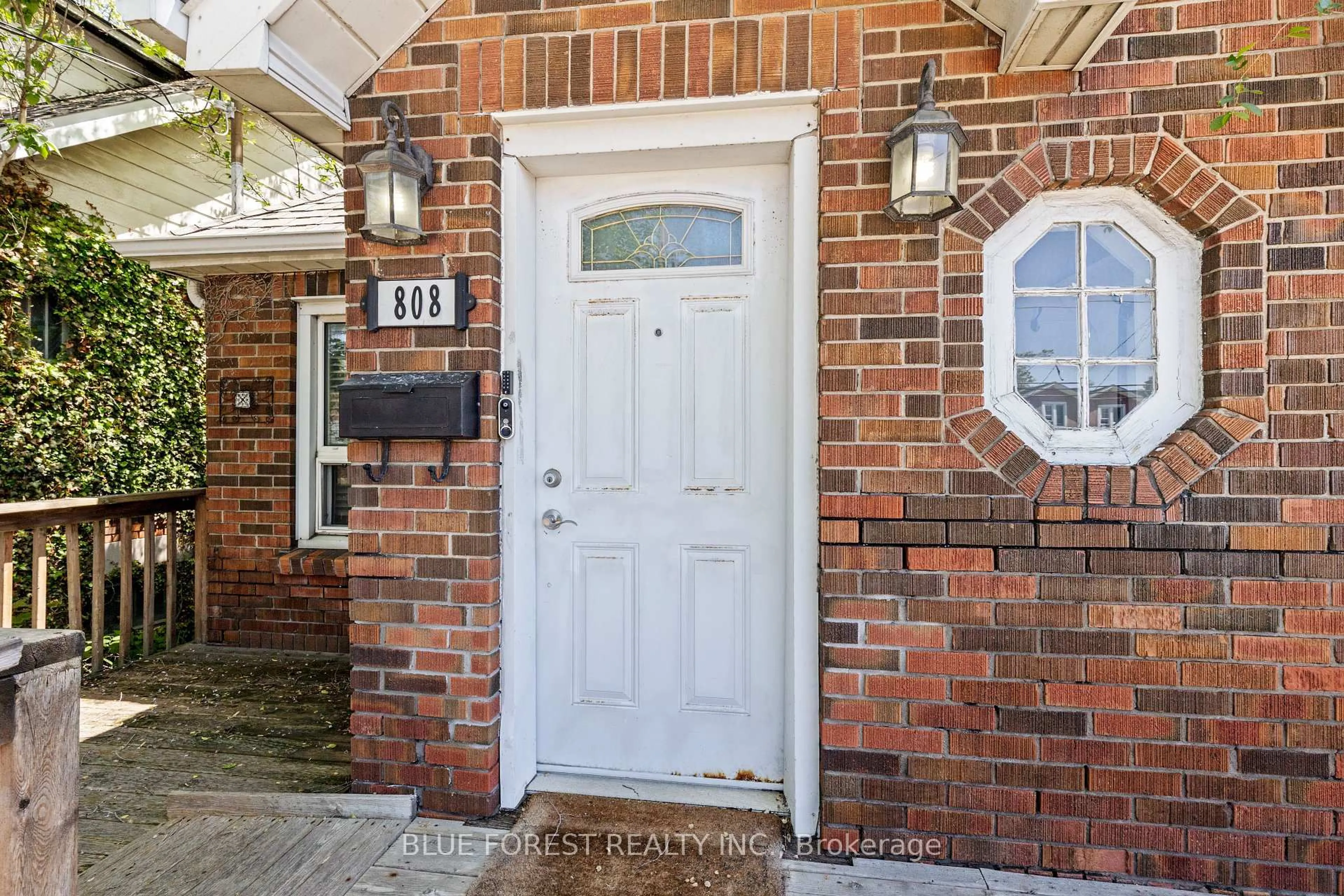 Indoor entryway for 808 Adelaide St, London East Ontario N5Y 2L9