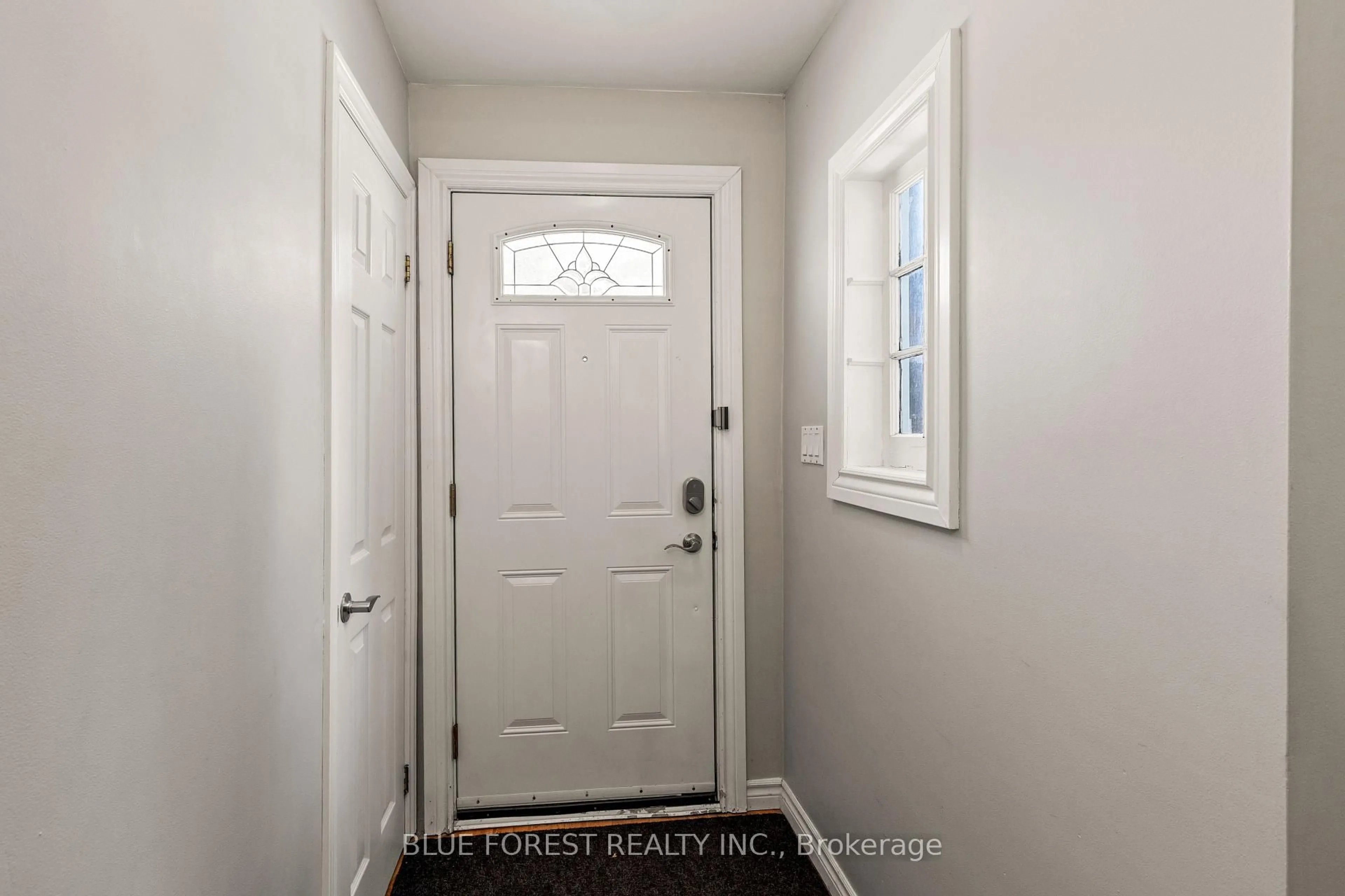 Indoor entryway for 808 Adelaide St, London East Ontario N5Y 2L9