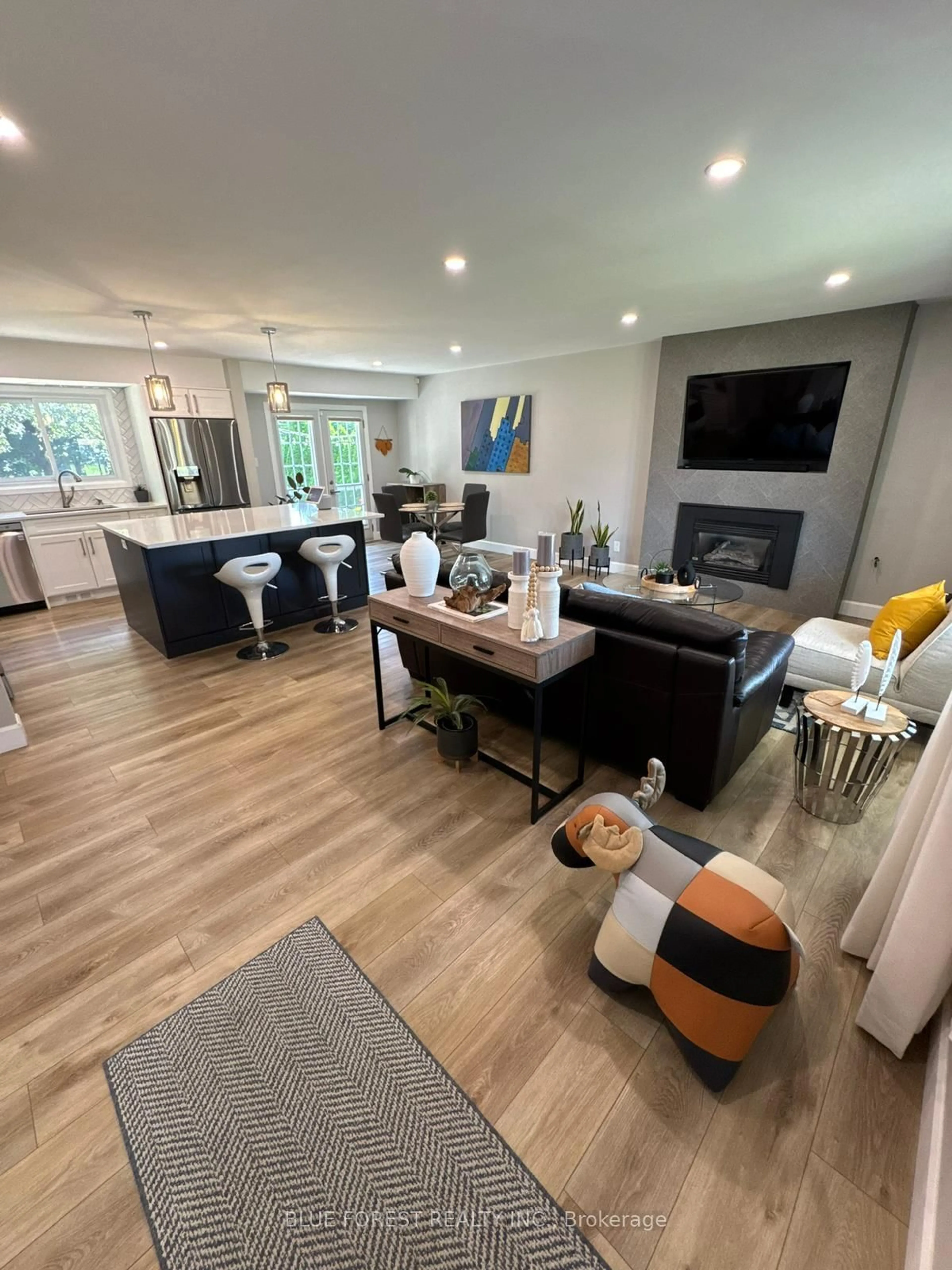 Living room with furniture, unknown for 15 Southland Dr, London South Ontario N6P 1C2