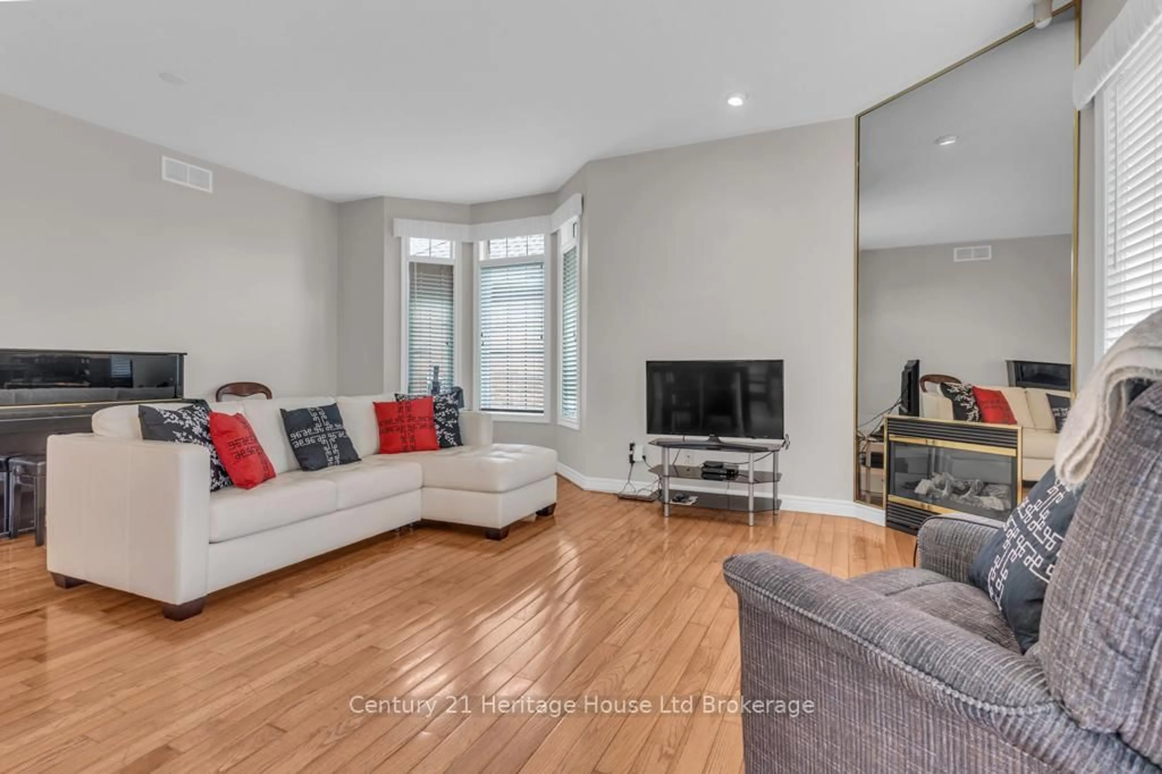Living room with furniture, unknown for 137 Ferguson Dr, Woodstock Ontario N4V 1H4