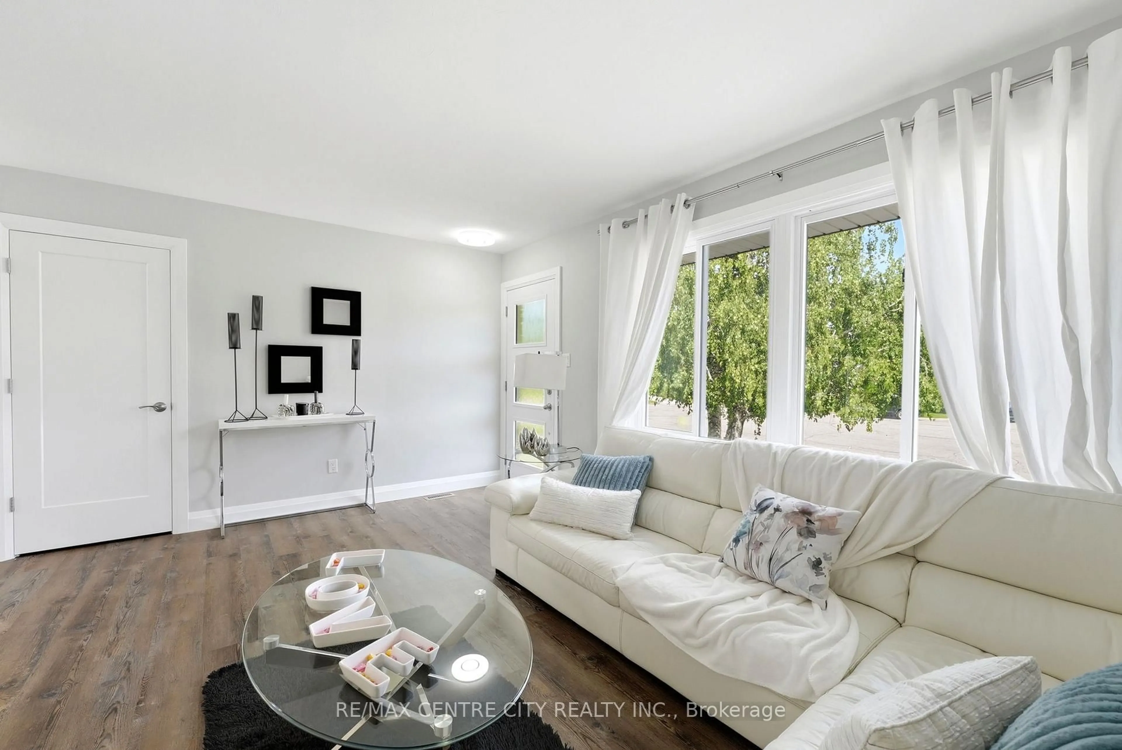 Living room with furniture, unknown for 25 Paulson Crt, St. Thomas Ontario N5R 1N1