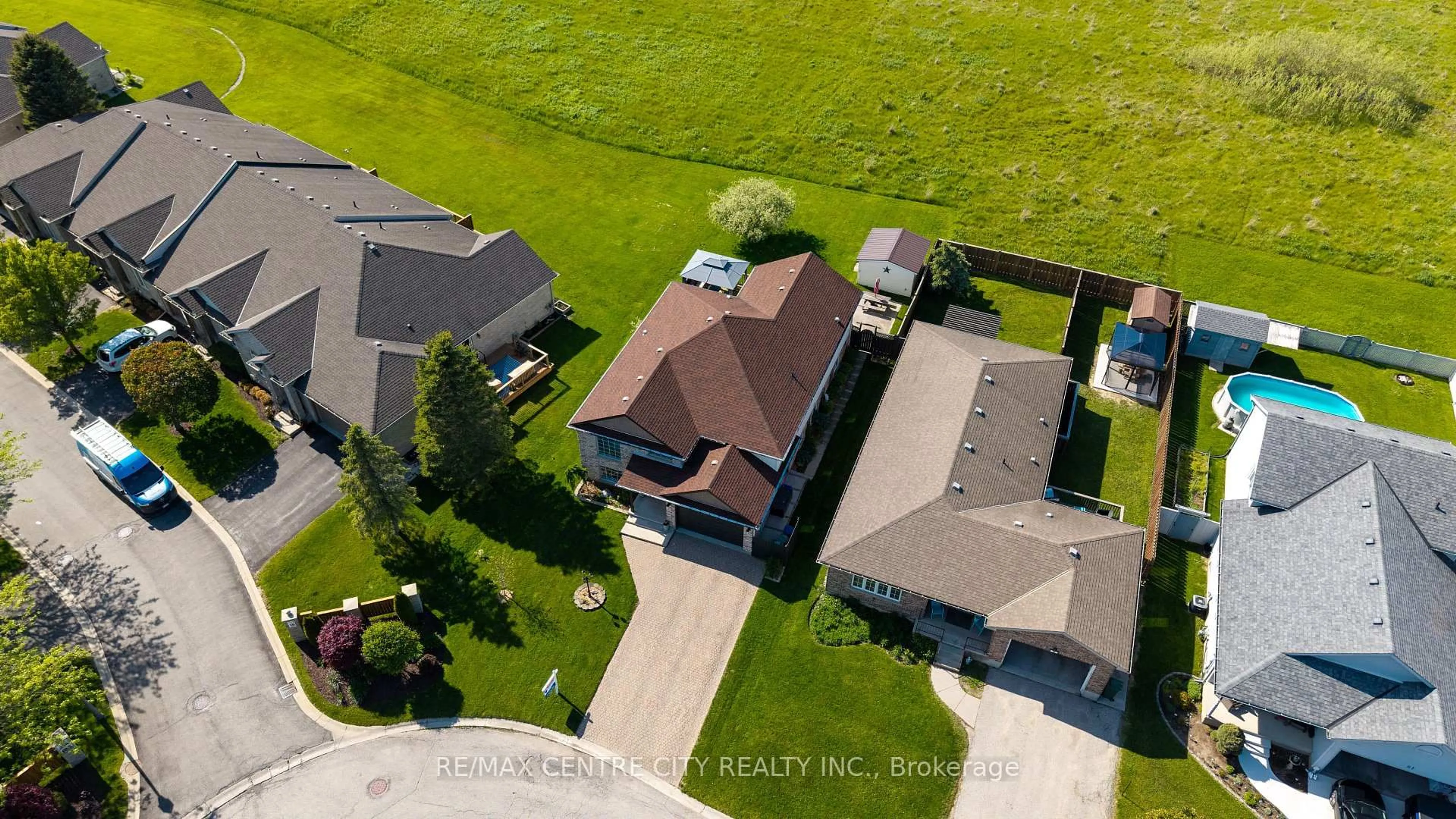 A pic from outside/outdoor area/front of a property/back of a property/a pic from drone, unknown for 85 Donker Dr, St. Thomas Ontario N5P 4L2
